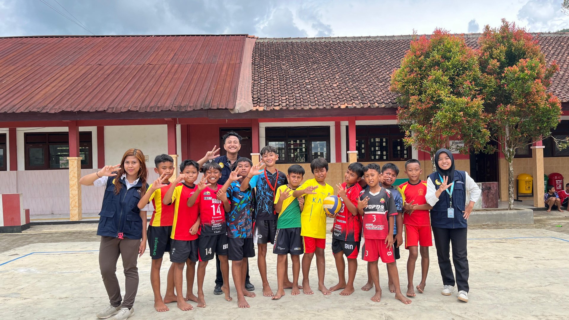 Penyerahan surat permohonan sosialisasi ke SDN 1 Besuki