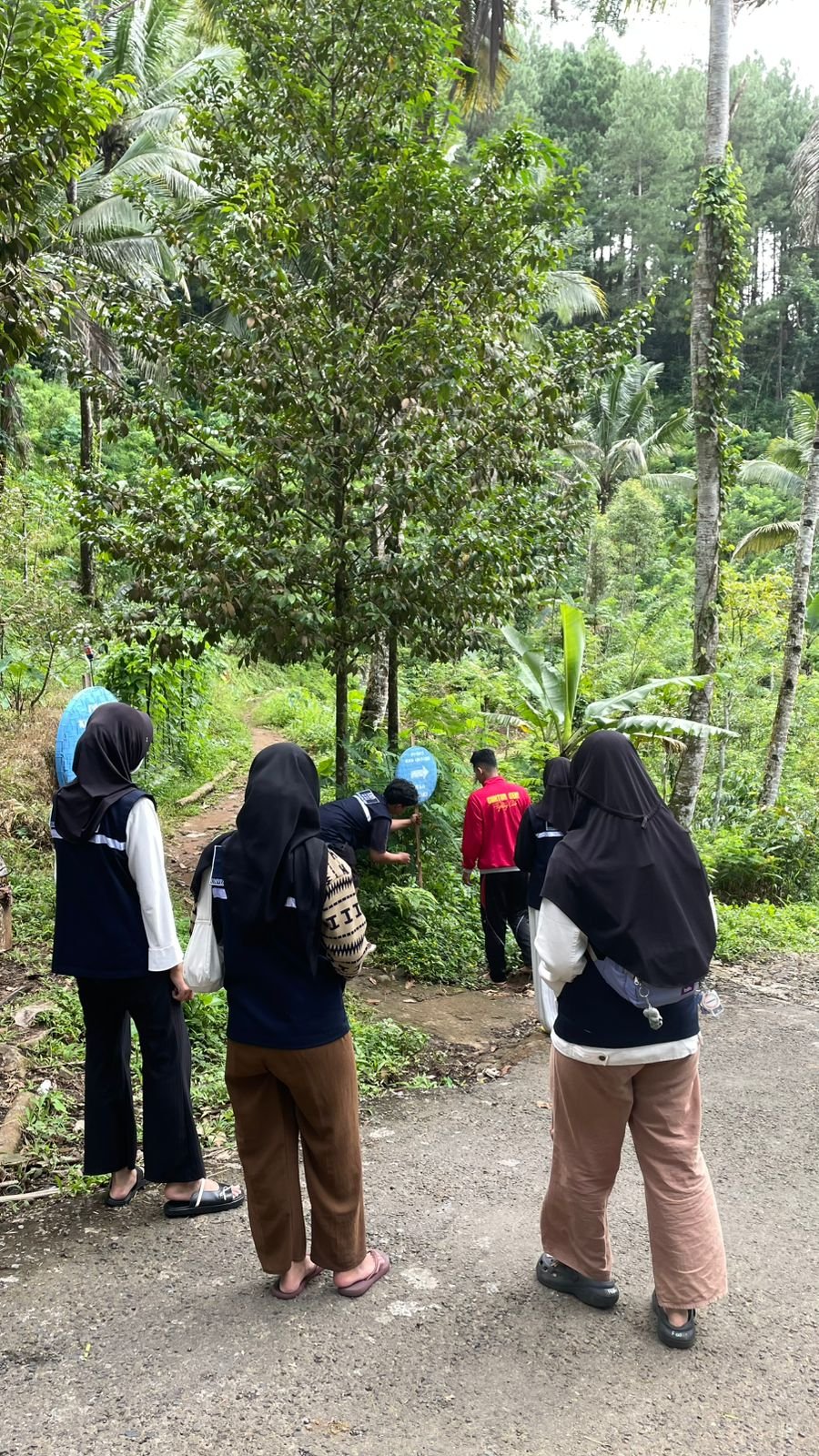 Pemasangan penunjuk posko KKN Desa Besuki