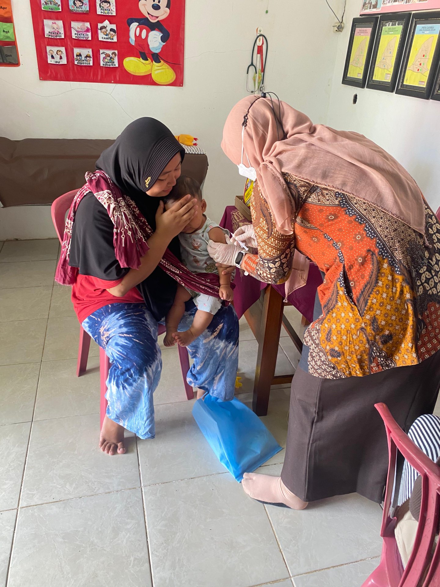 Mengikuti Kegiatan Rutin Imunisasi dan Menghadiri Kegiatan Tambahan di Desa