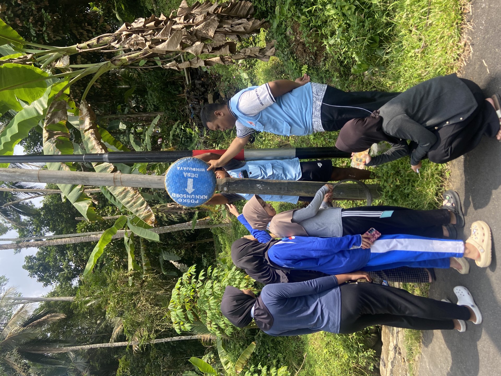 PEMASANGAN PENUNJUK ARAH MENUJU POSKO KKN