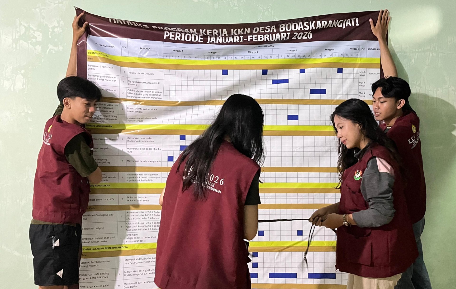 Pemasangan Banner Matriks Kelompok KKN Bodaskarangjati, Rembang, Purbalingga