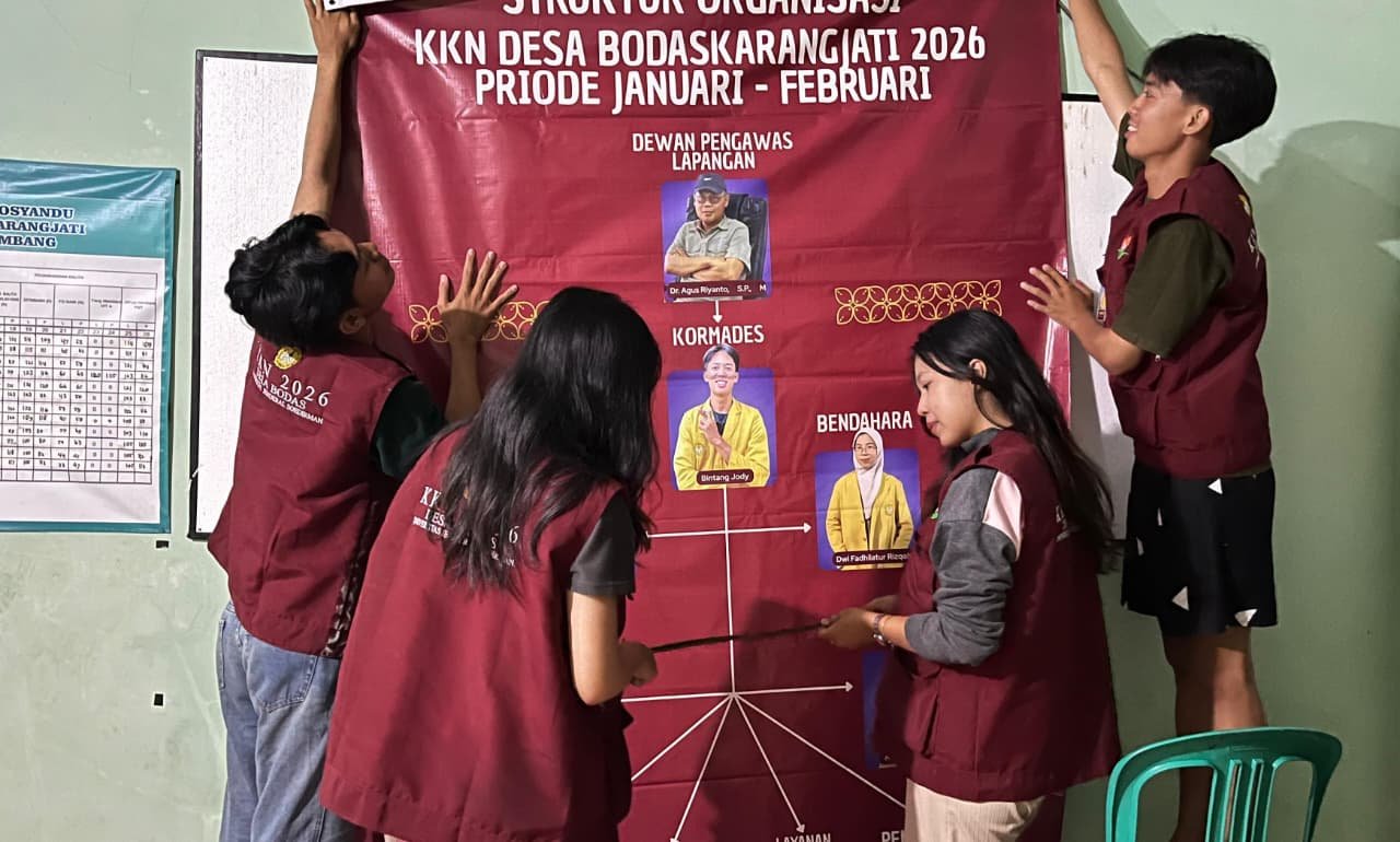 Pemasangan Banner Struktur Organisasi KKN Desa Bodaskarangjati, Rembang, Purbalingga