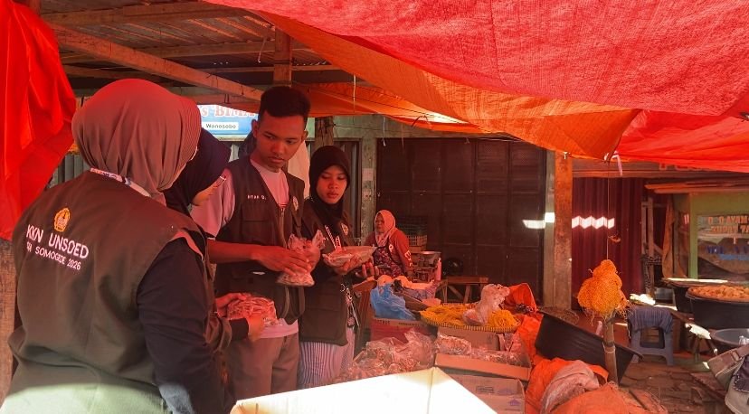 KKN Desa Somogede Kec Wadaslintang Kab Wonosobo Berbelanja di Pasar Tradisional Wadaslintang