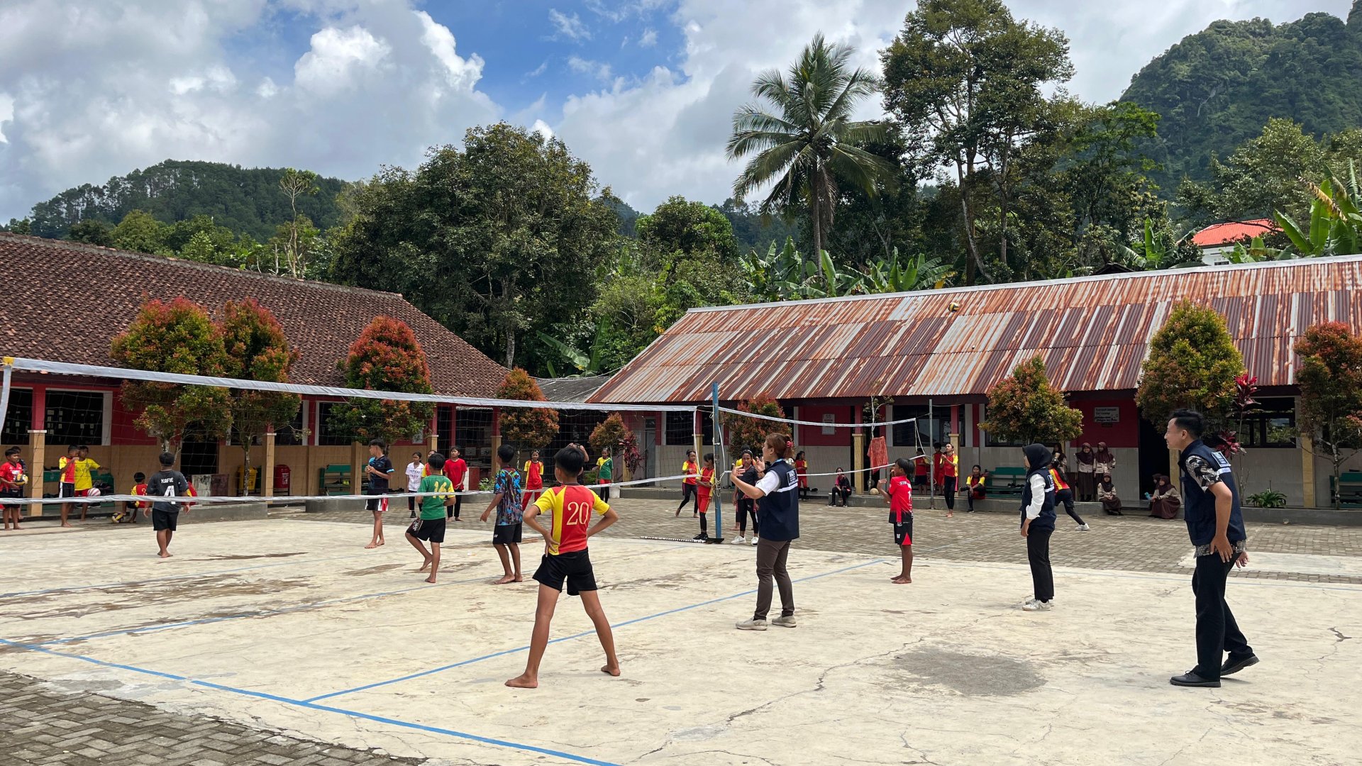 Menyerahkan surat permohonan program kerja ke sd