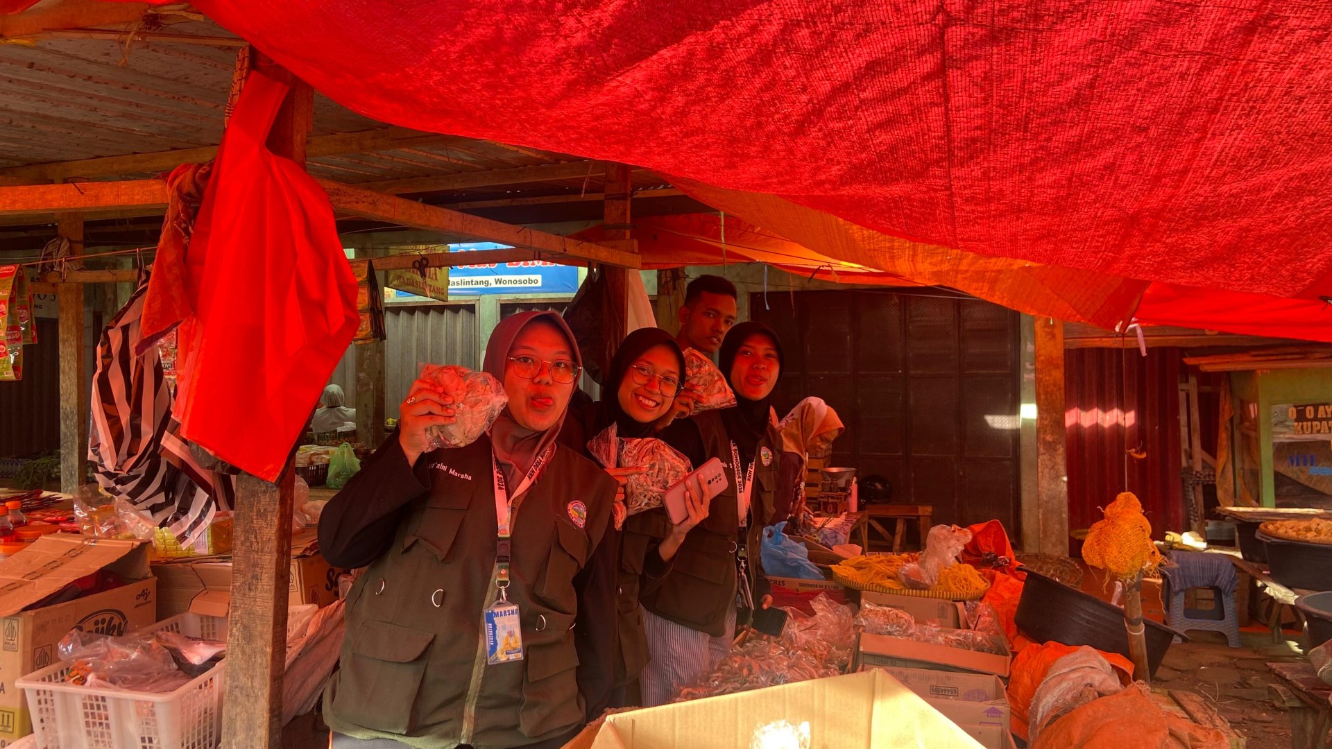 KKN Desa Somogede Kec Wadaslintang Kab Wonosobo Berbelanja di Pasar Tradisional Wadaslintang