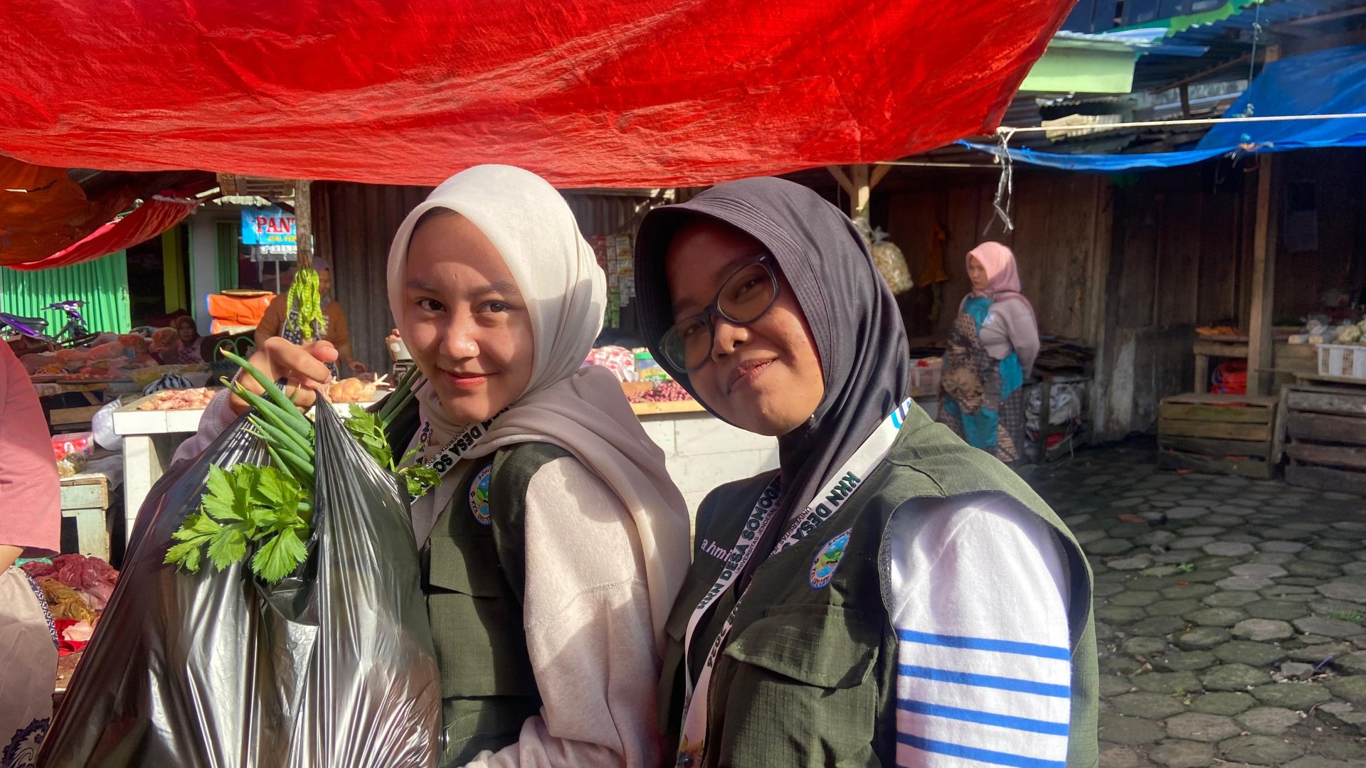 KKN Desa Somogede Kec.Wadaslintang Kab.Wonosobo Berbelanja di Pasar Tradisional Wadaslintang