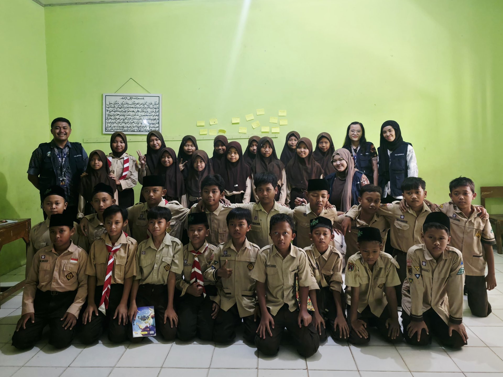 Hari Keempat KKN: Edukasi Siswa, Posyandu Lansia, dan Semai Benih Pakcoy di Desa Plana