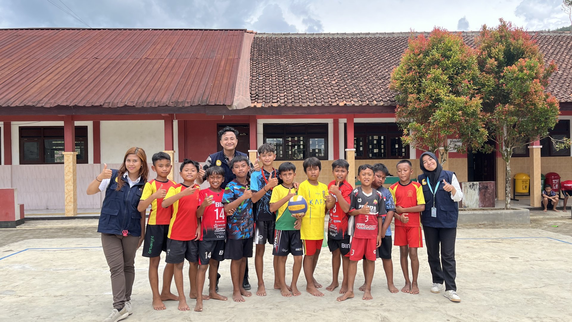 Fun Match dengan anak-anak SD 1 Besuki