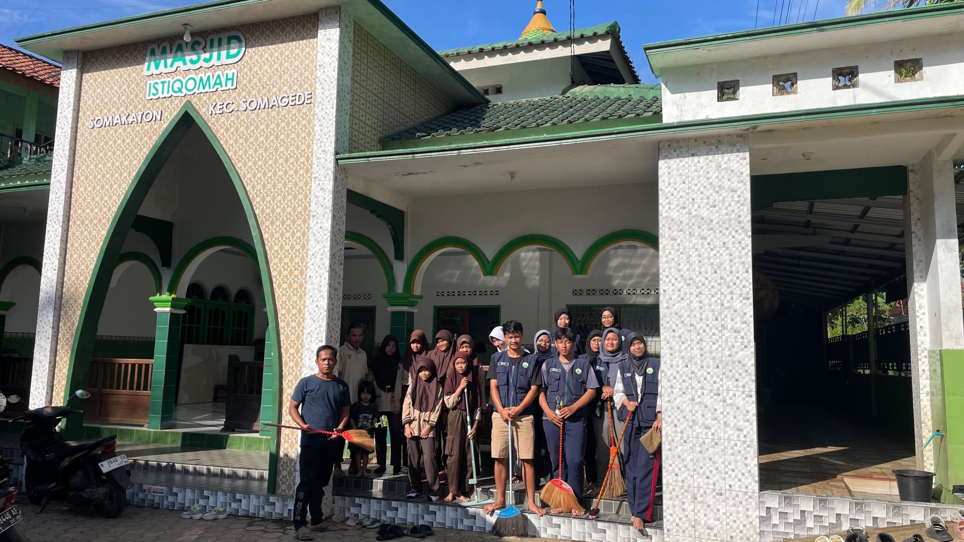 Kegiatan Kerja Bakti di Masjid Istiqomah di MI Ma'arif Somakaton