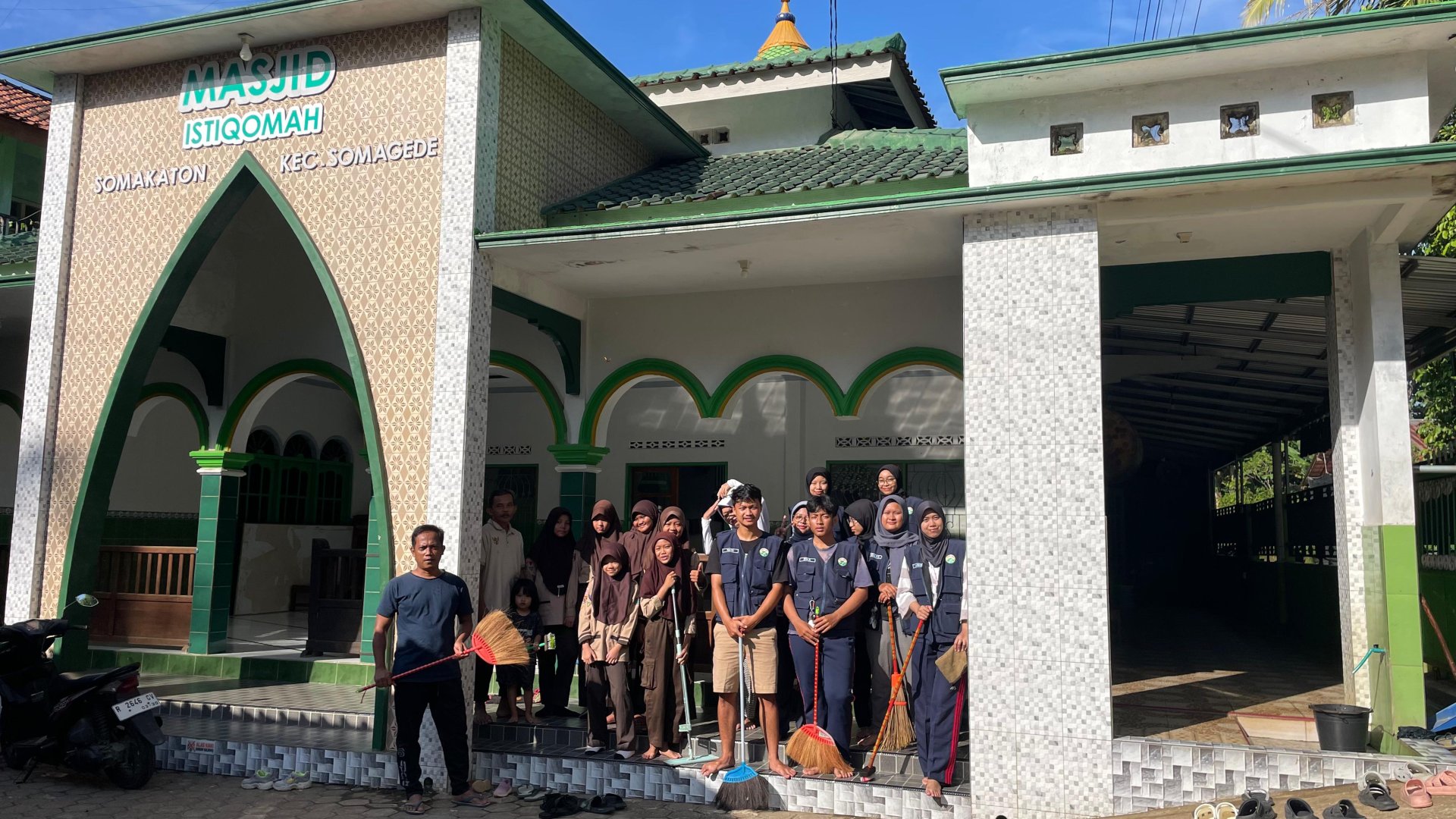 Kerja Bakti Membersihkan Masjid Istiqomah