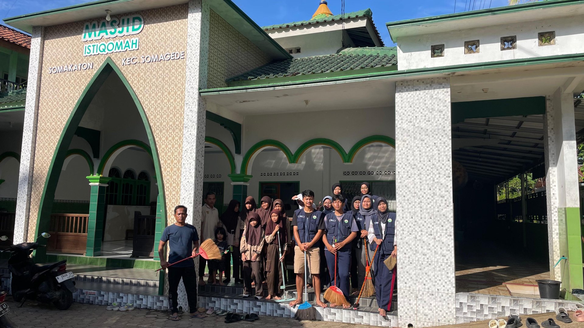 Kerja bakti di Masjid Istiqomah Somakayon