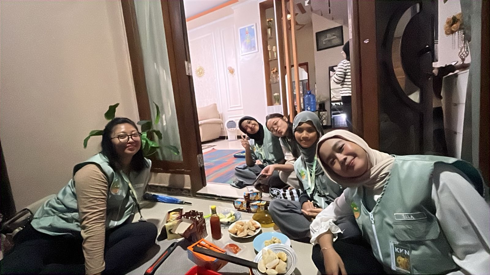 Mahasiswa KKN Desa Sumampir Periode Jan-Feb 2026 Silaturahmi dan Bakar-bakar bersama Ibu Rt 02/Rw 01