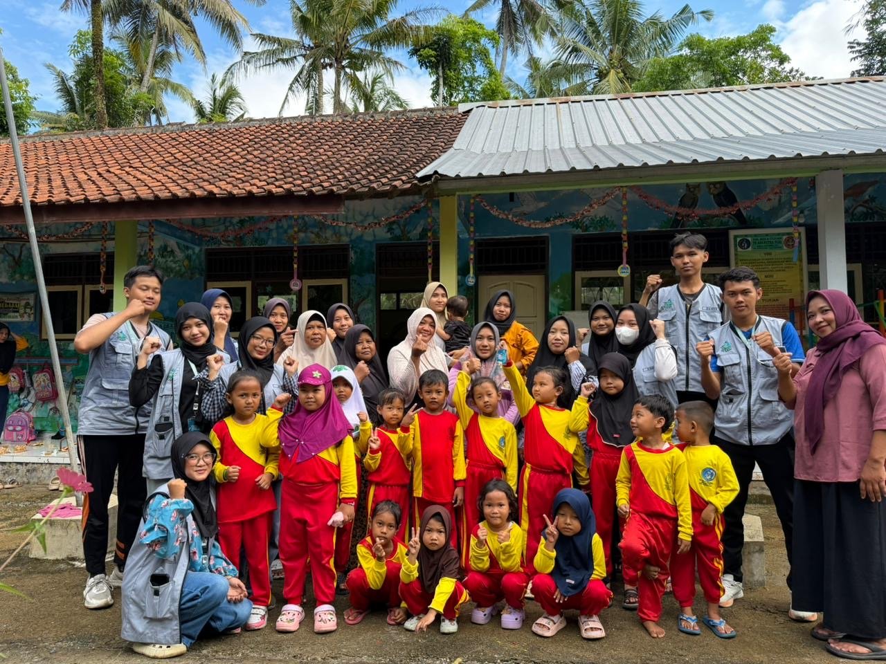 Kerja bakti di TK Jatimulyo