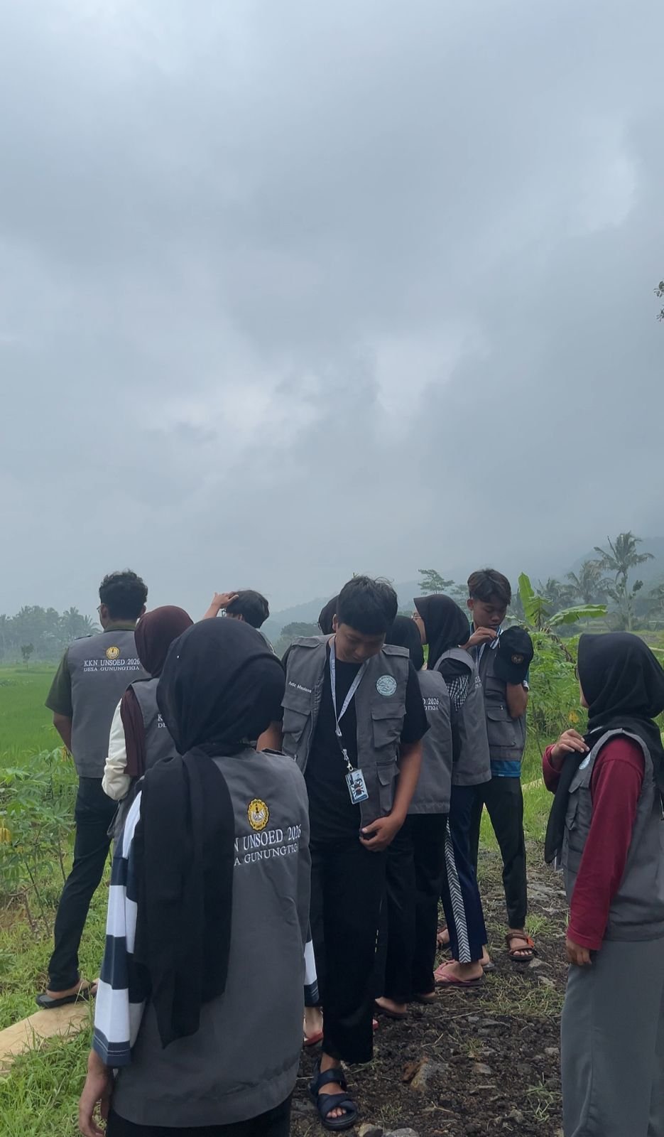 Mengunjungi pembuatan kandang kambing di desa Gunungtiga