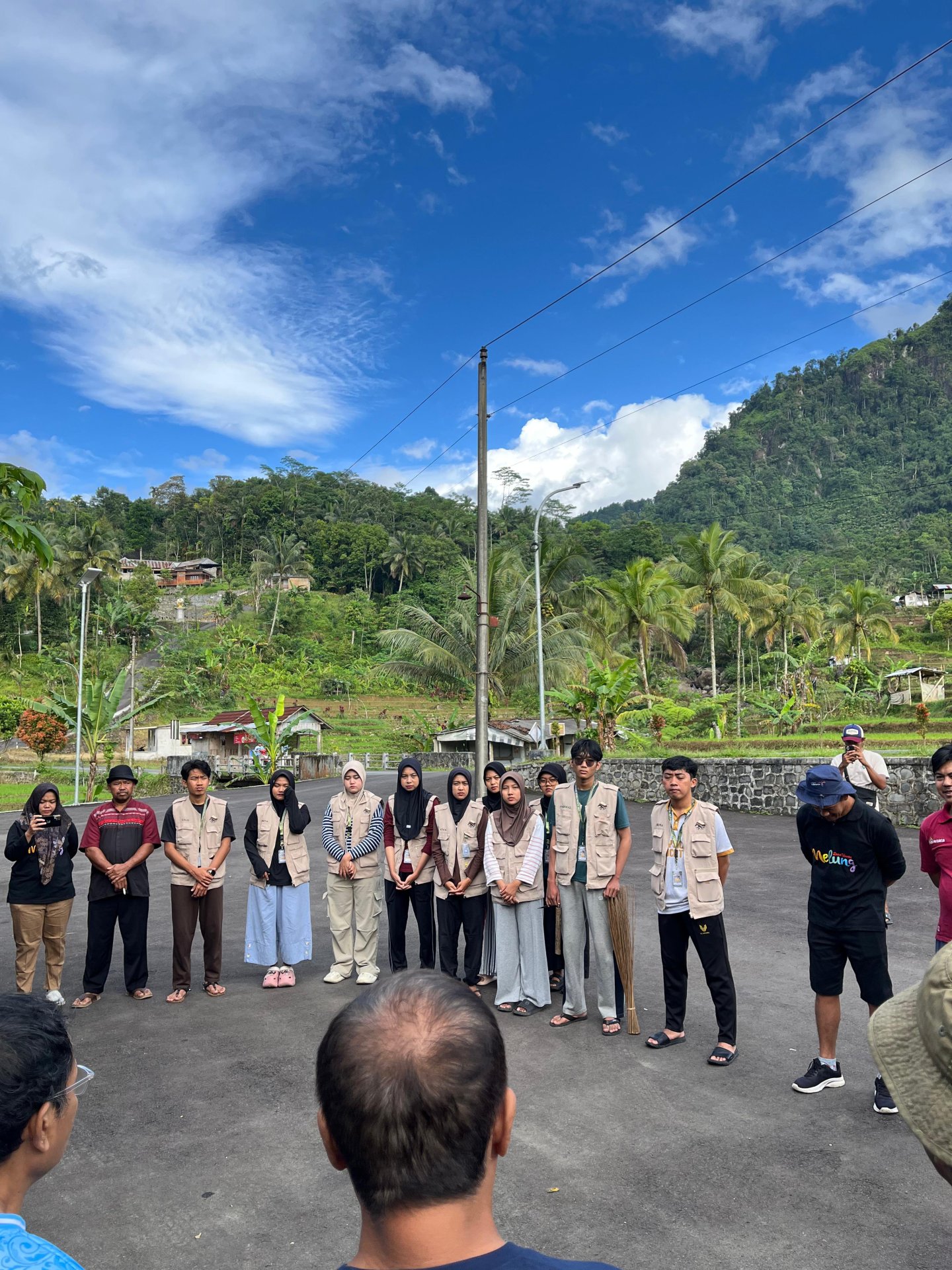 Bersih-bersih rumah ibadah di desa Melung