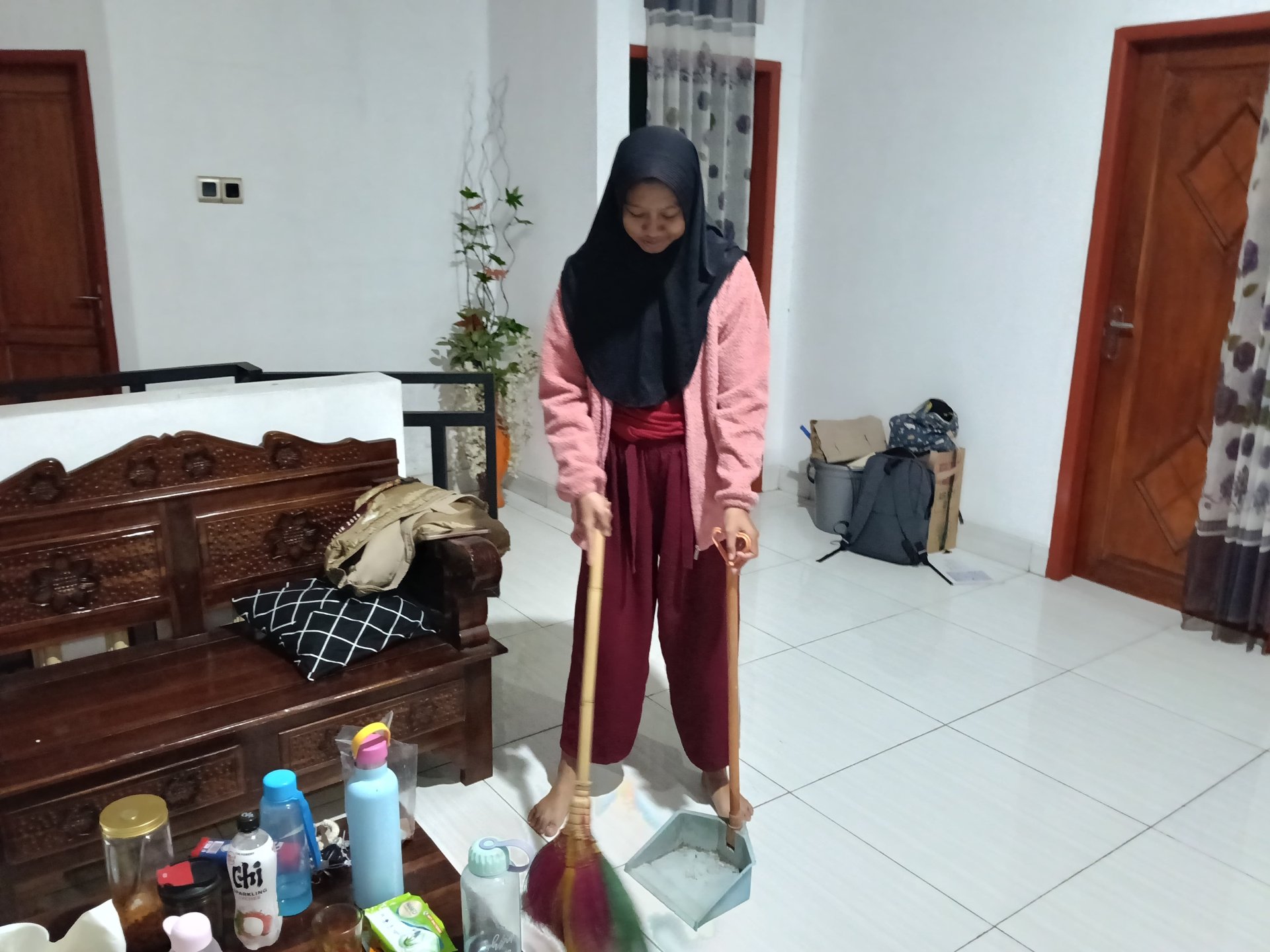 Day 4 - Peningkatan Kenyamanan Posko melalui Kegiatan Bersih-Bersih