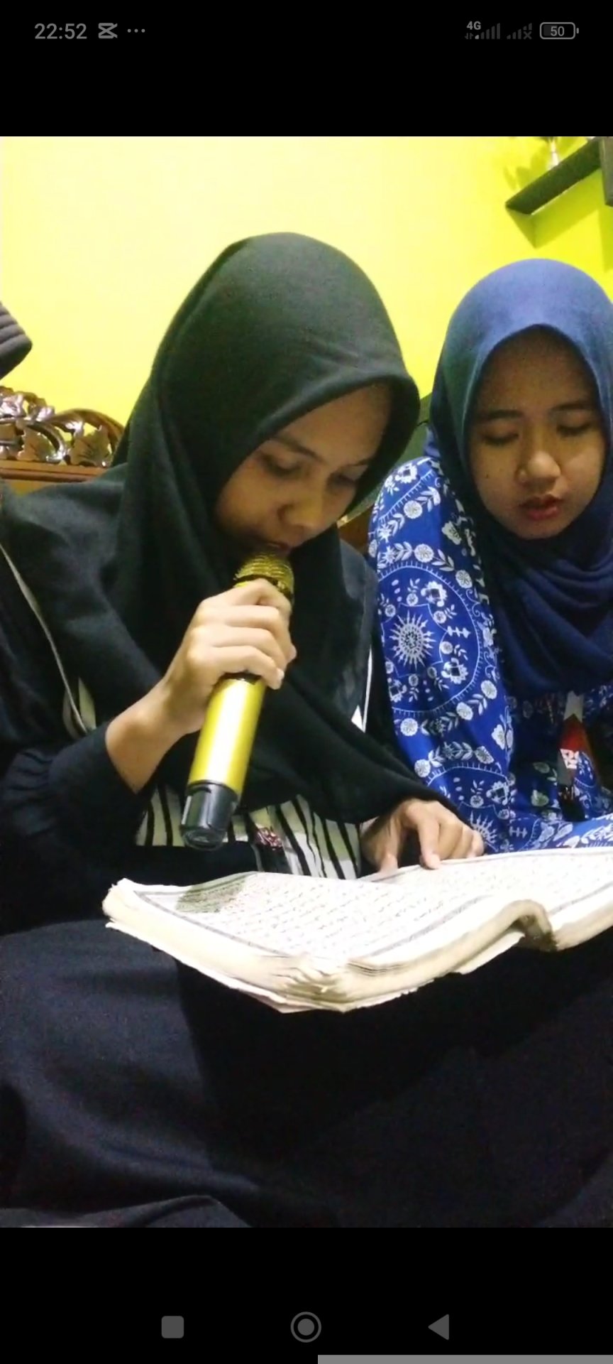 Kegiatan Barzanji di salah satu rumah warga