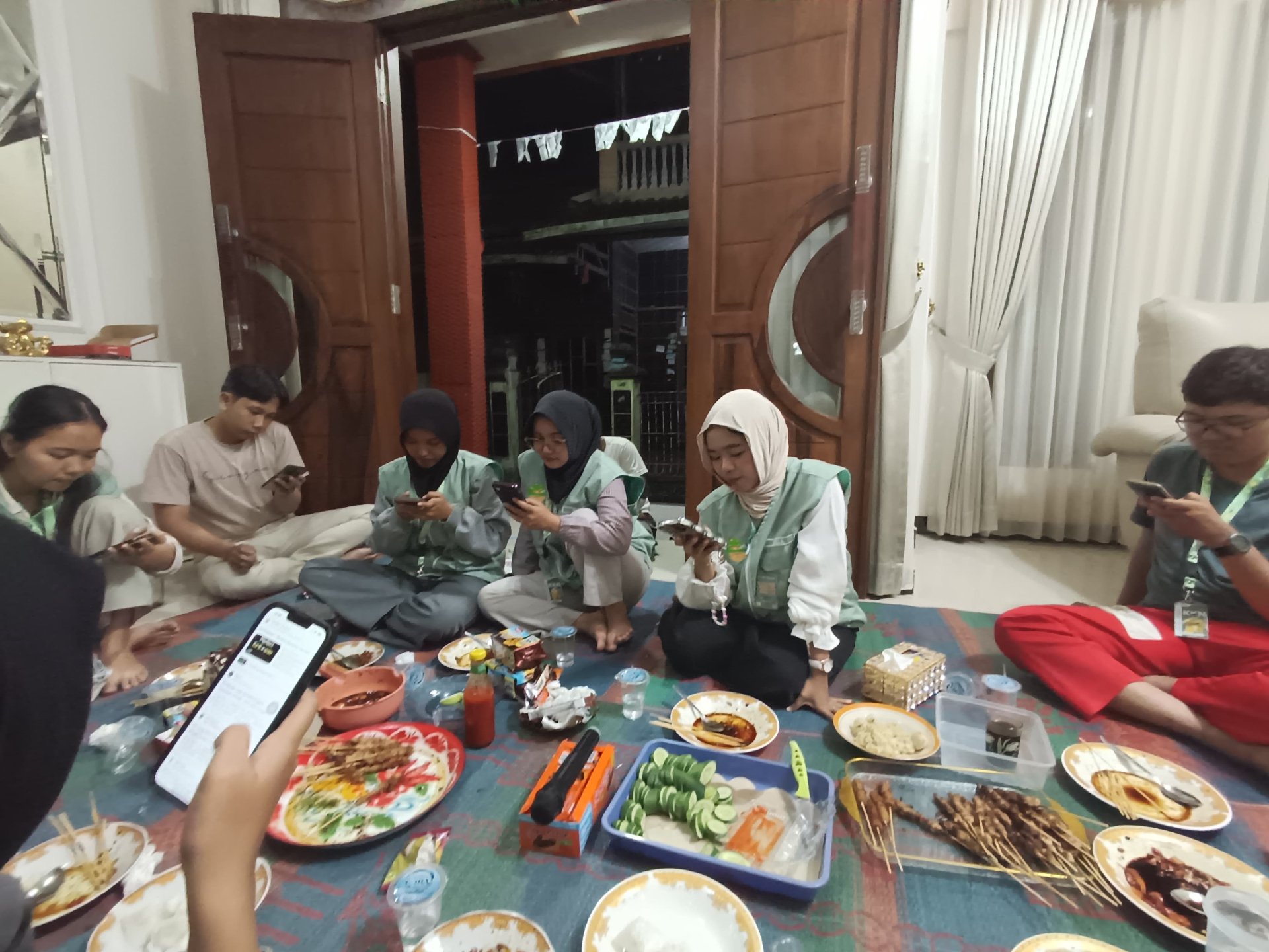 Silaturahmi dan Bakar-Bakar di Rumah Ketua RT 2/RW 1