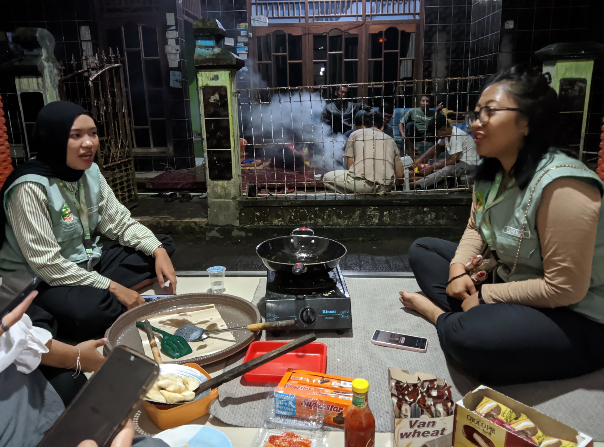 Silaturahmi dan bakar-bakar di rumah Bu RT 2 RW 1