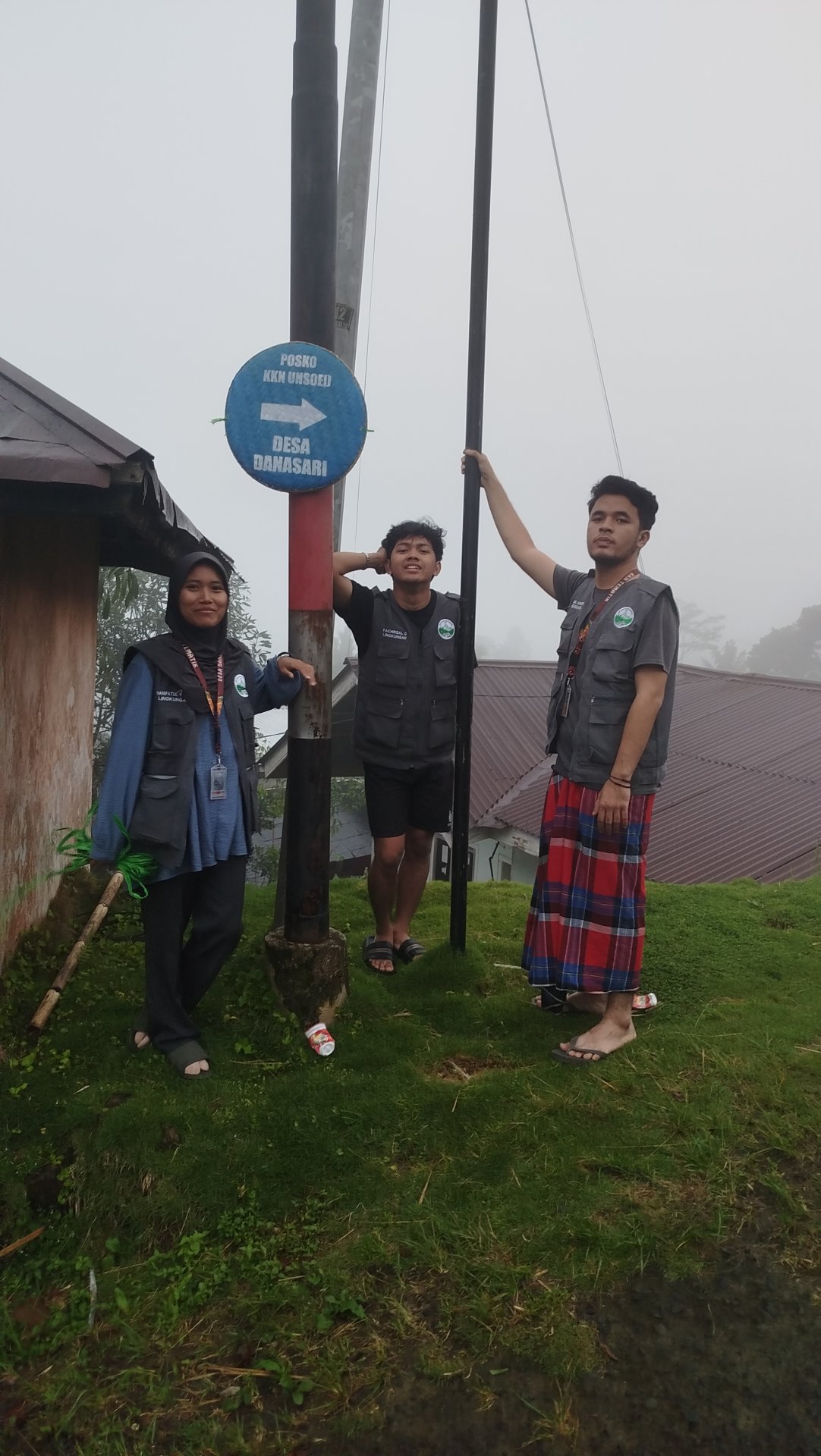 Pemasangan Tampah Posko KKN