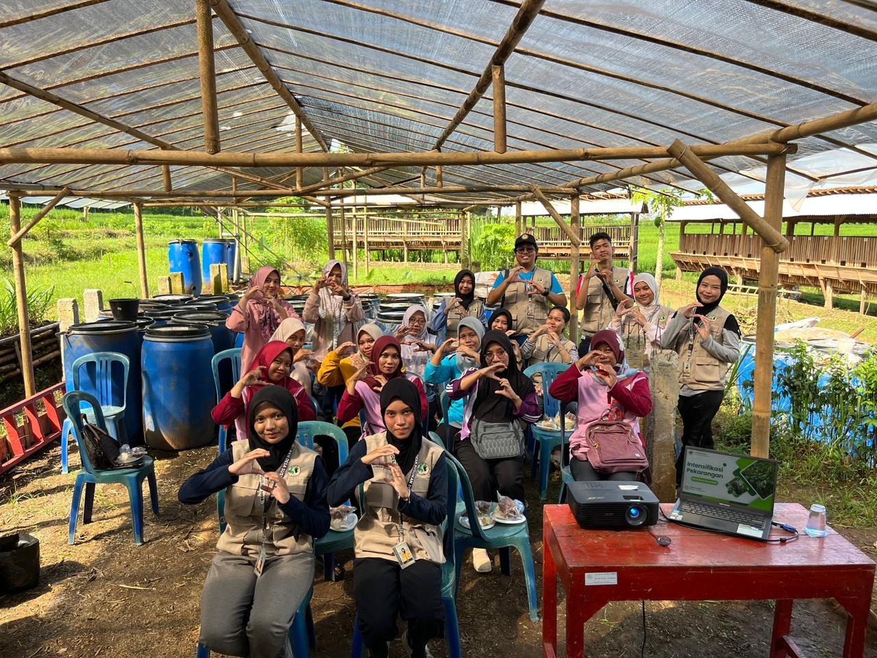 Sosialisasi Penanaman Tanaman Cabai dan Terong di Planter Bag dan Polybag, serta POC dari Urin Kambing