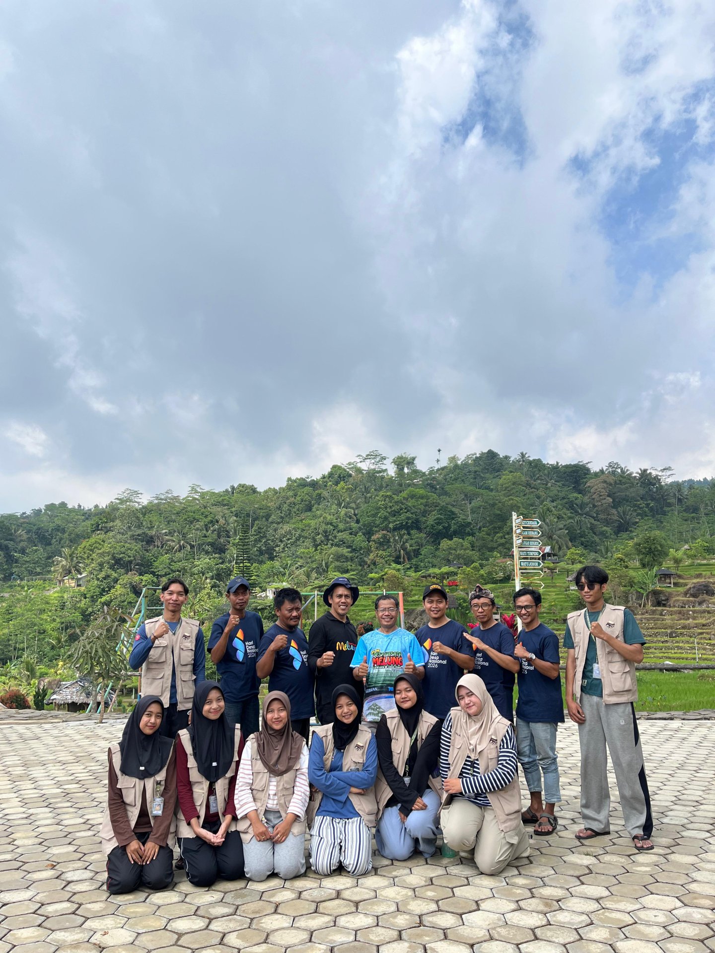 Kegiatan bersih-bersih rumah ibadah dalam rangka peringatan Hari Desa Nasional