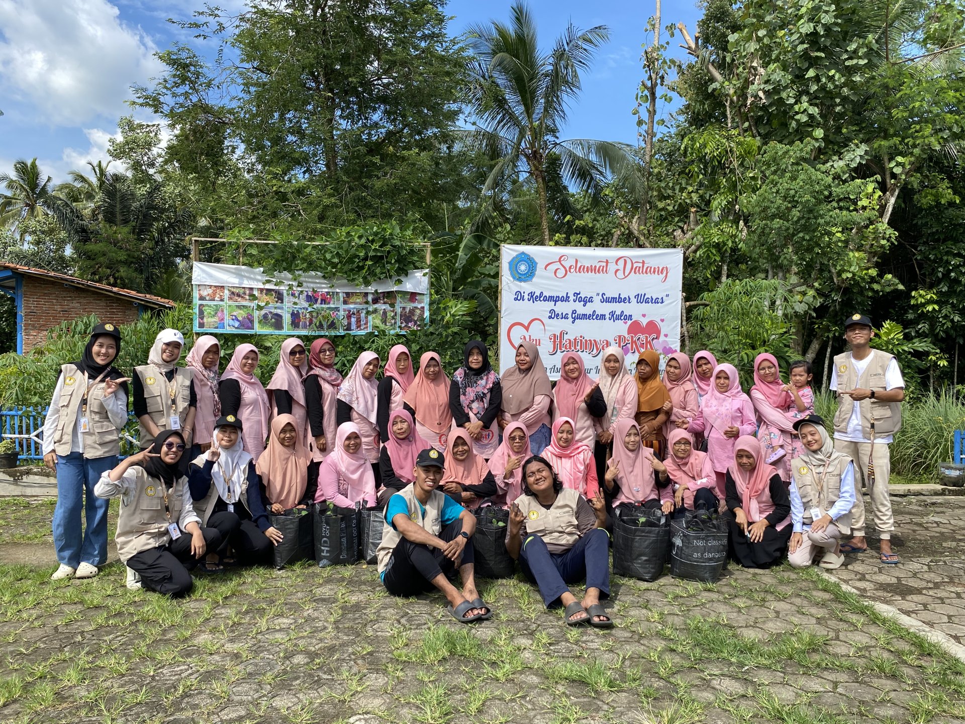 Mahasiswa Gumelem Kulon Melakukan Sosialisasi dan Demomstrasi Intensifikasi Pekarangan