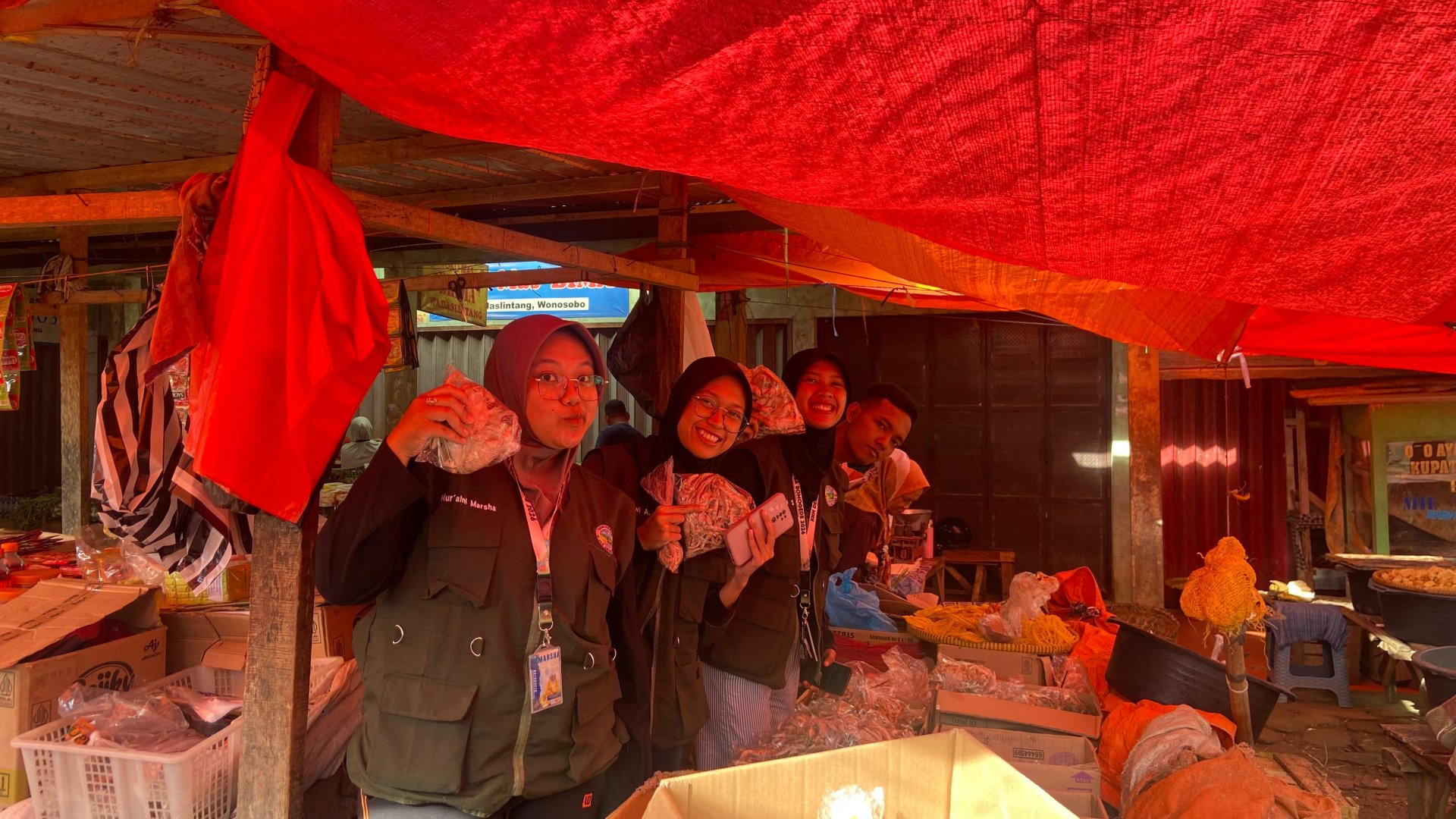 KKN Desa Somogede Kec Wadaslintang Kab Wonosobo Berbelanja di Pasar Tradisional Wadaslintang