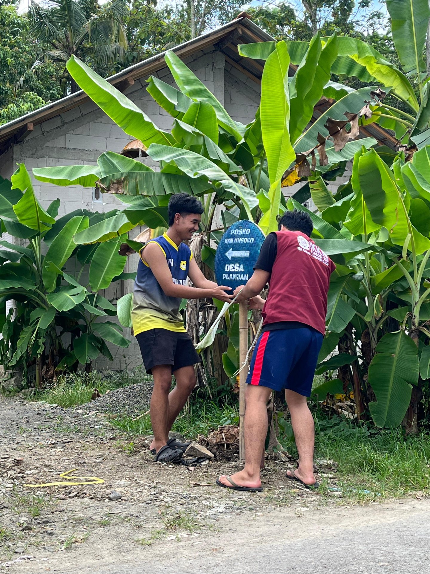 Pemasangan Plang Penunjuk Posko KKN