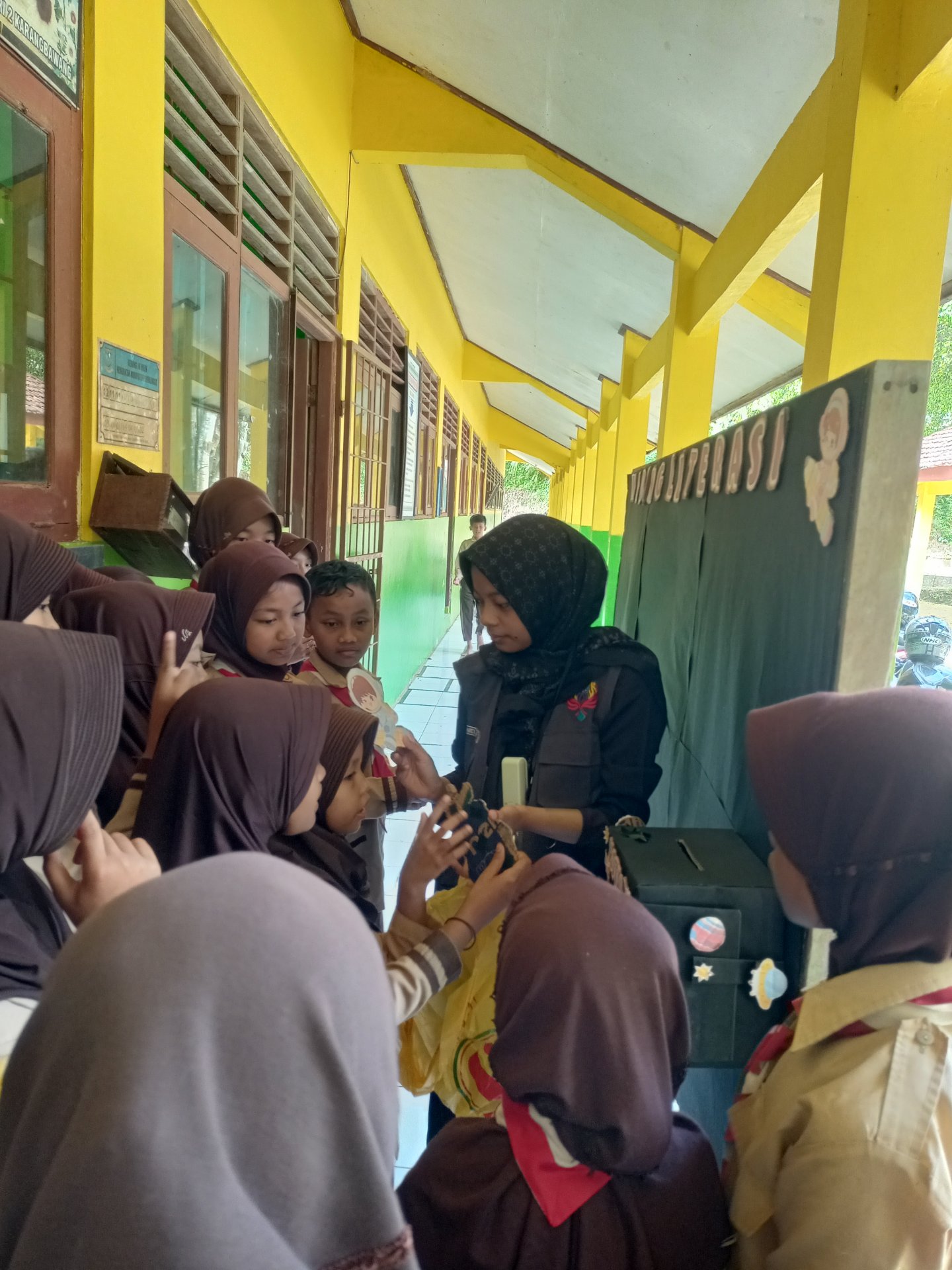 Pemasangan Kotak Aspirasi di SD Negeri 2 Karangbawang