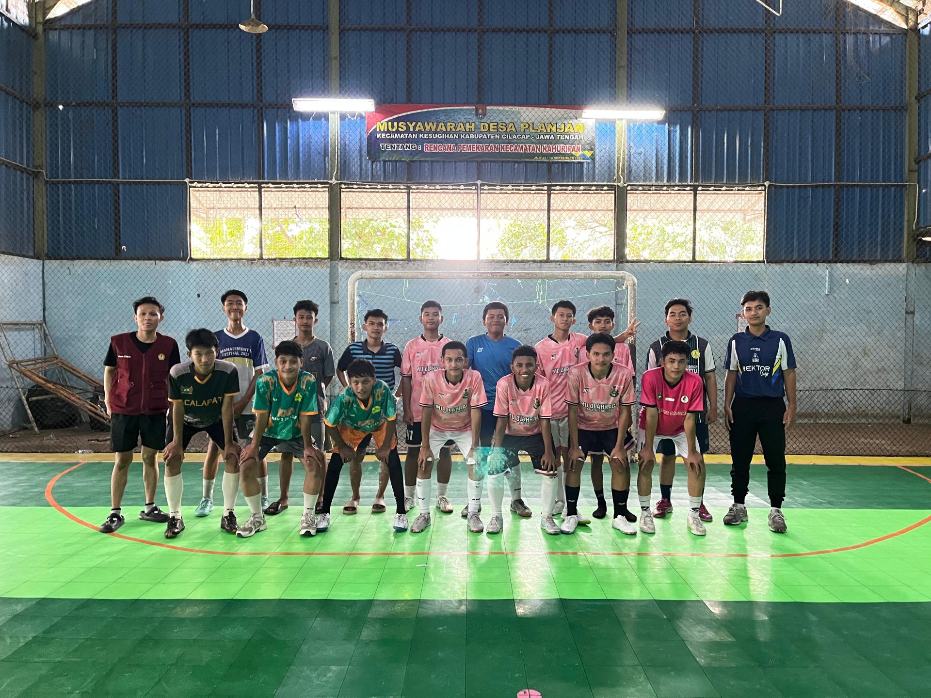 LATIHAN FUTSAL RUTIN KKN UNSOED 2026 DESA PLANJAN, KESUGIHAN, CILACAP