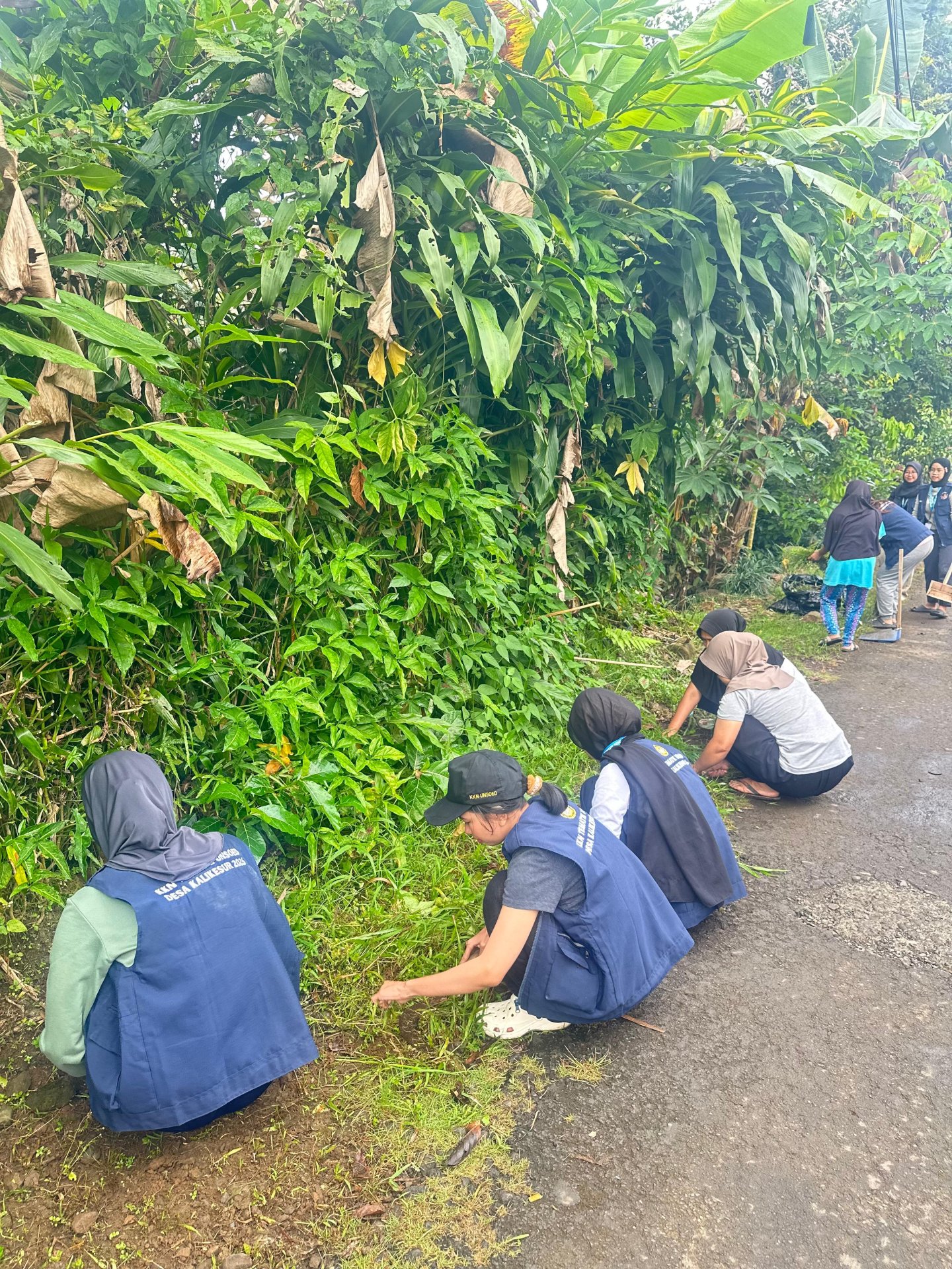 Kerja Bakti Membersihkan Lingkungan Sekitar