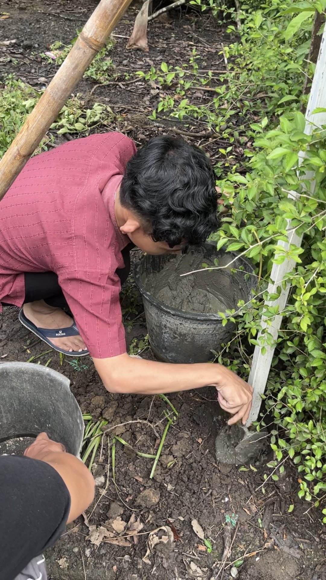 membatu warga memasang tiang jalan