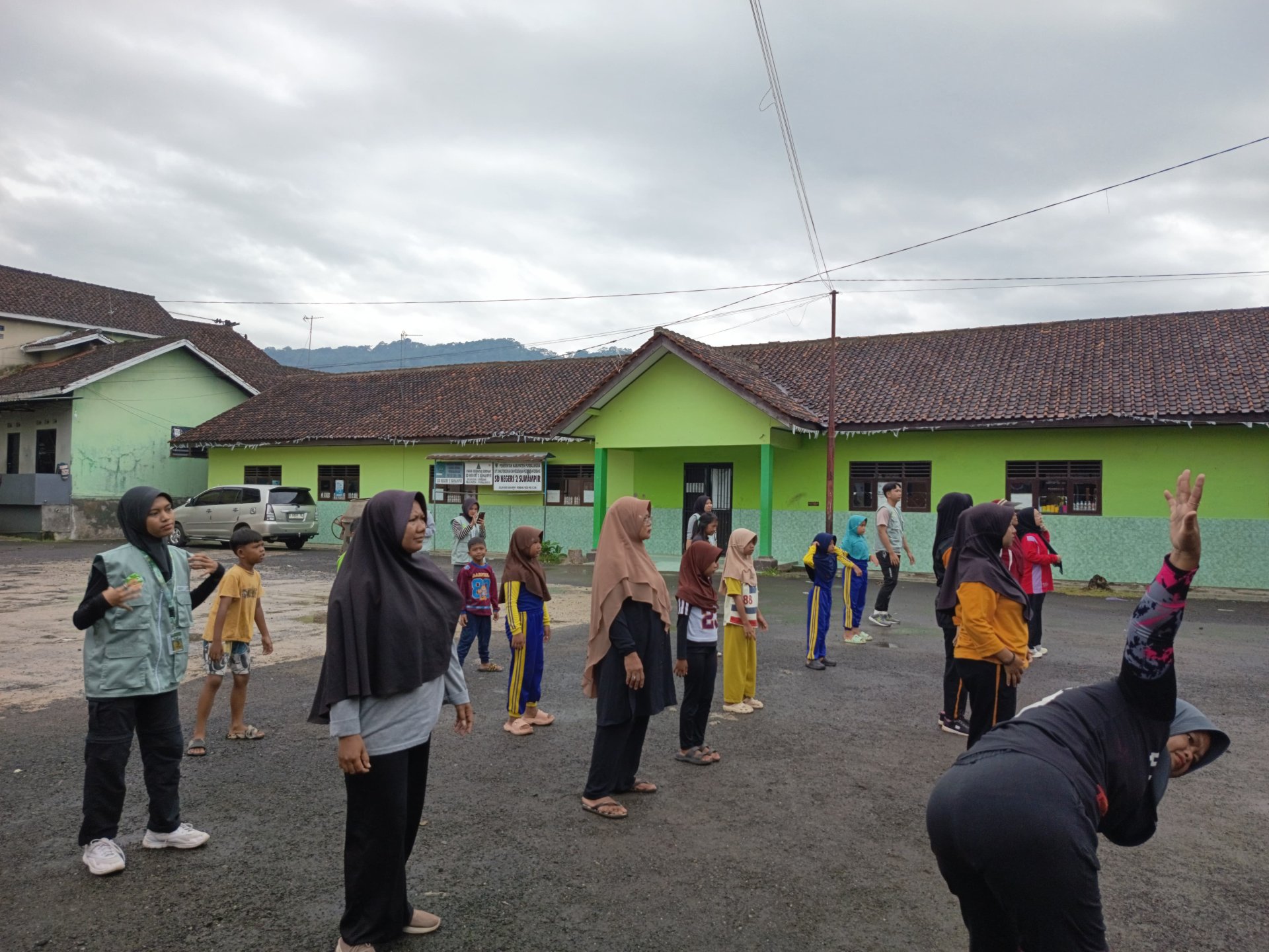 Kegiatan Senam Proker Bidang Kesehatan di Balai Desa Sumampir