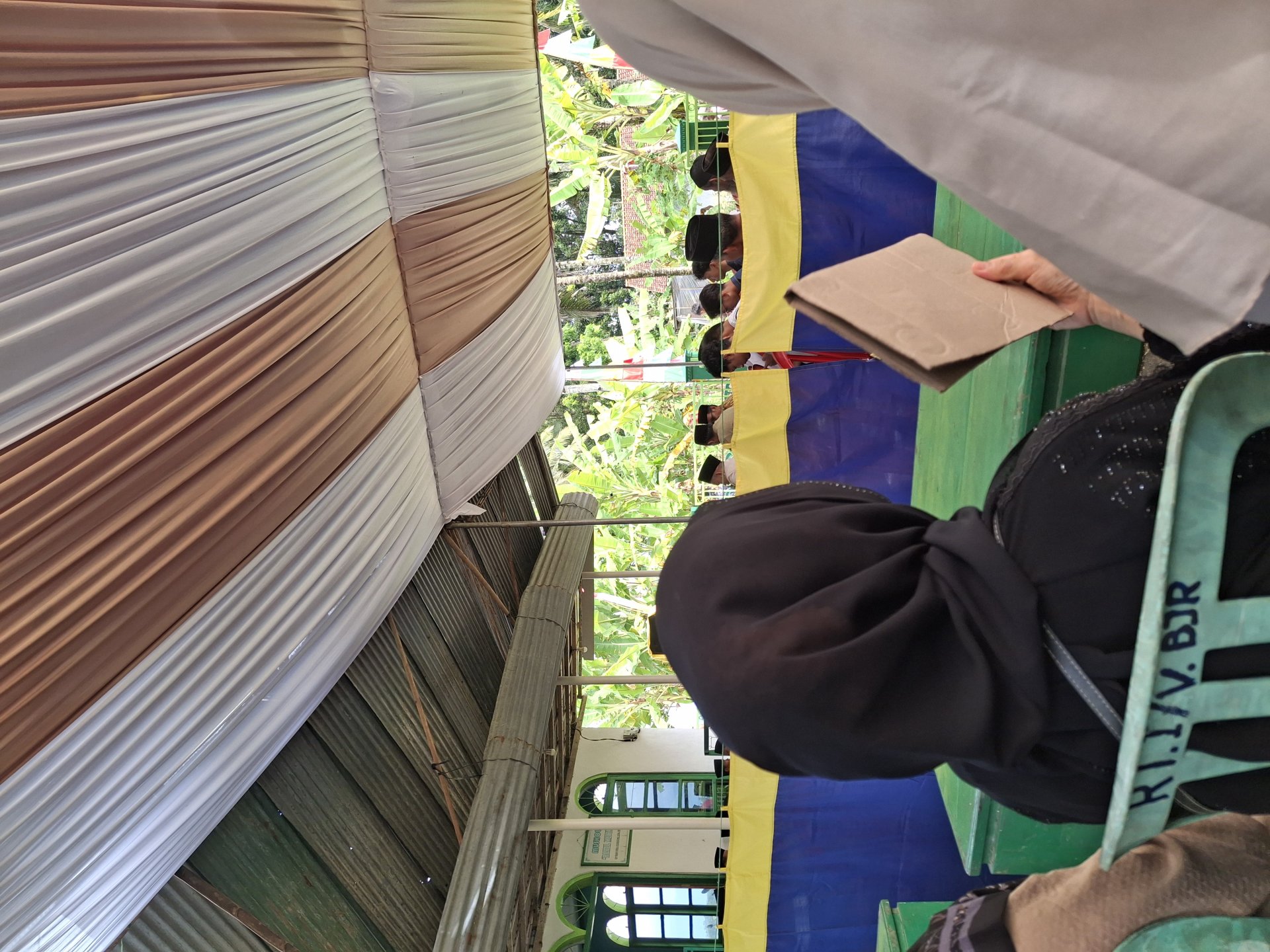 Mengikuti Pengajian Dalam Rangka Isra Miroj Di RW 5