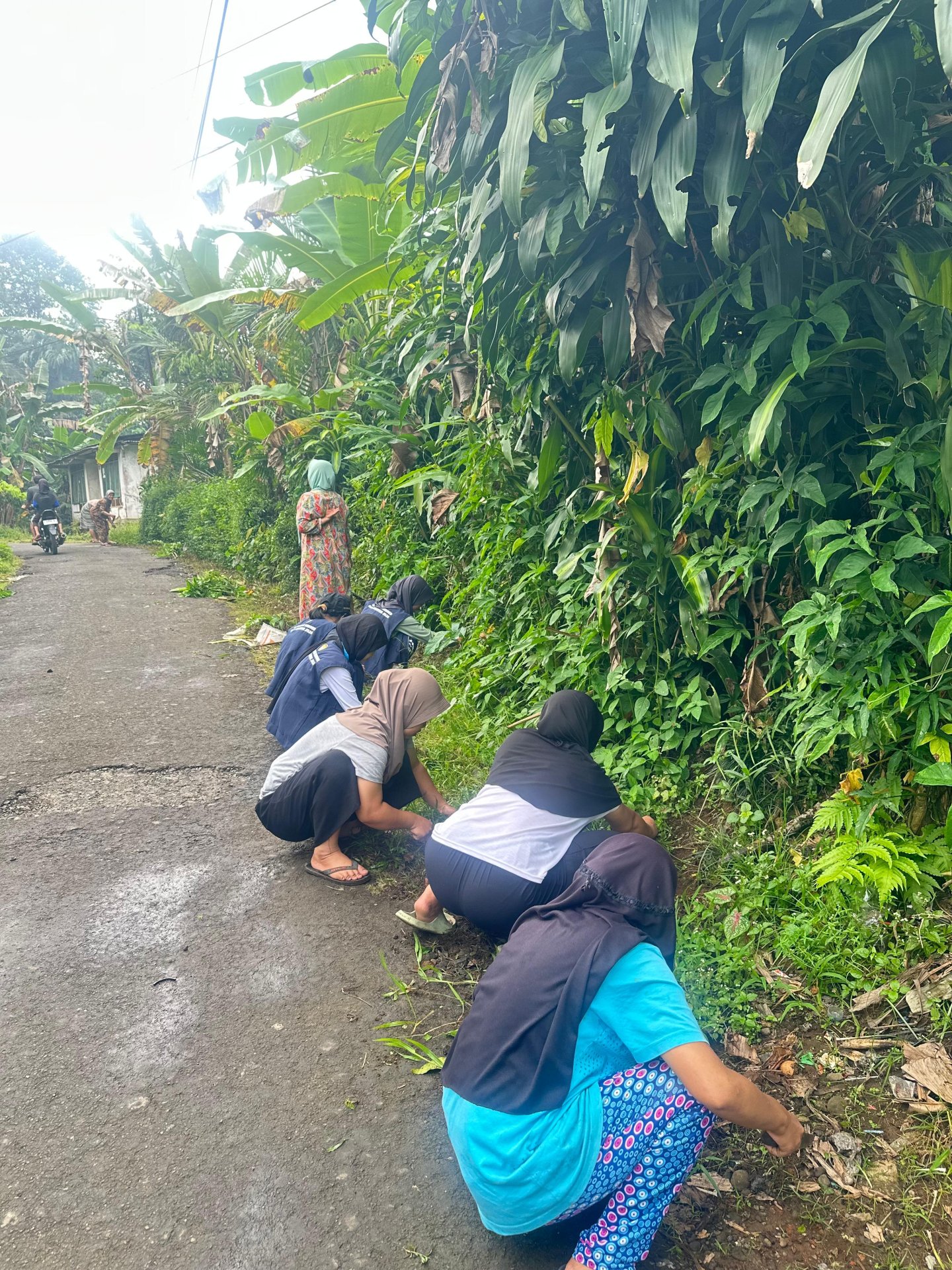 KEGIATAN KERJA BAKTI DAN MEMBERSIHKAN LINGKUNGAN DILANJUTKAN DENGAN PEMAPARAN PROGRAM KERJA KE MASYARAKAT