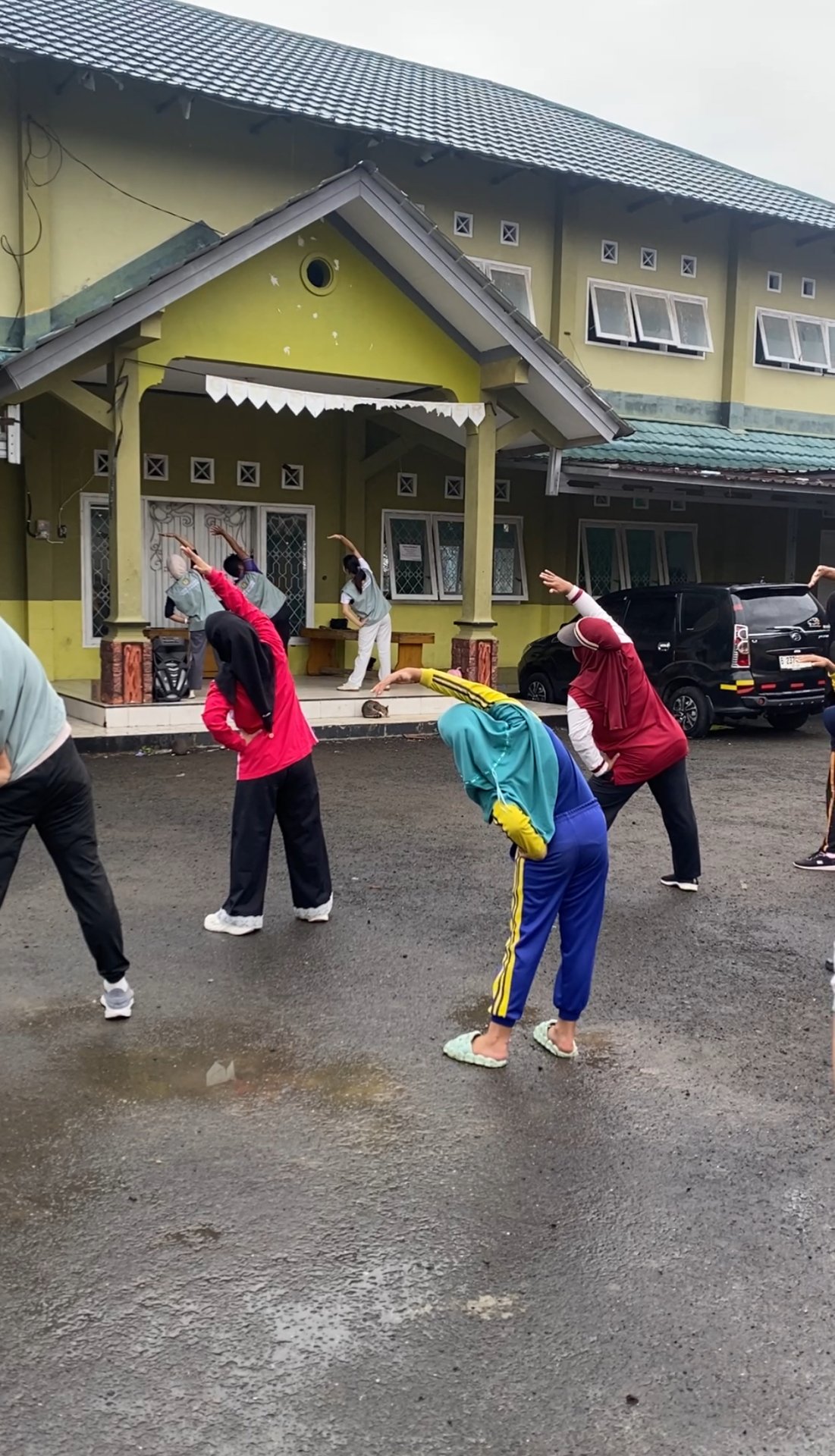 Senam pagi bersama warga dan mengundang warga untuk intensifikasi pekarangan