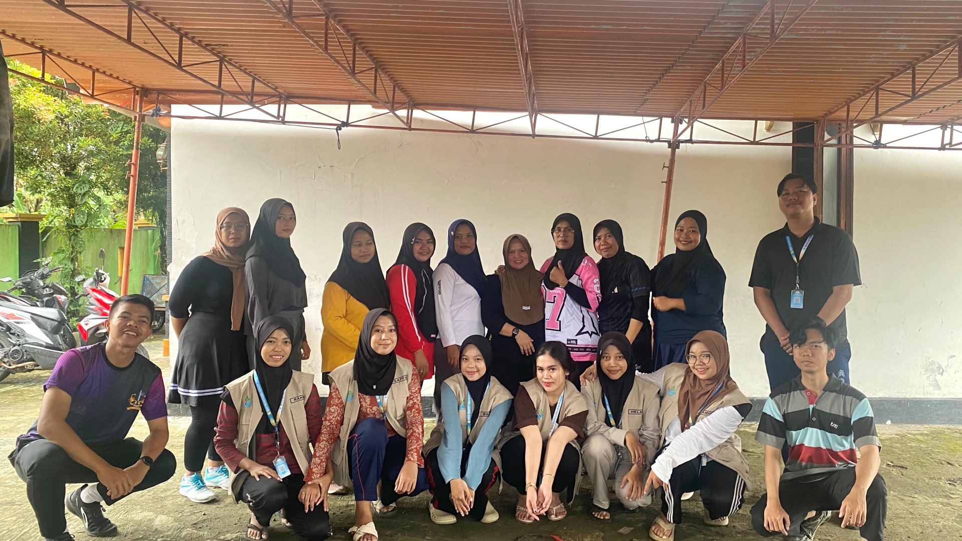 Mengikuti Kegiatan Senam Pagi dan Menghadiri Acara Sosialisasi Program KKN dari Desa