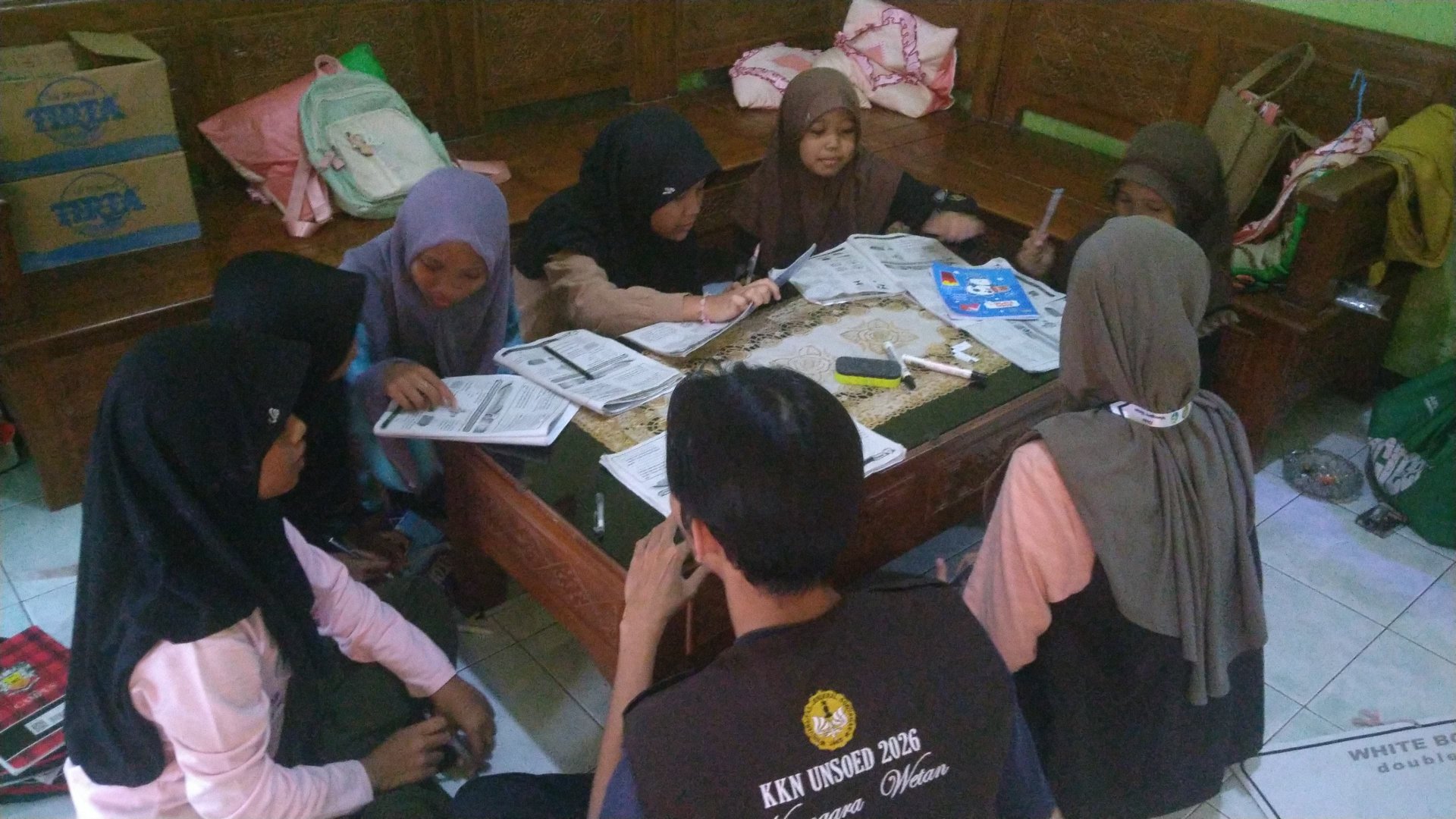 Pendampingan belajar anak-anak SD