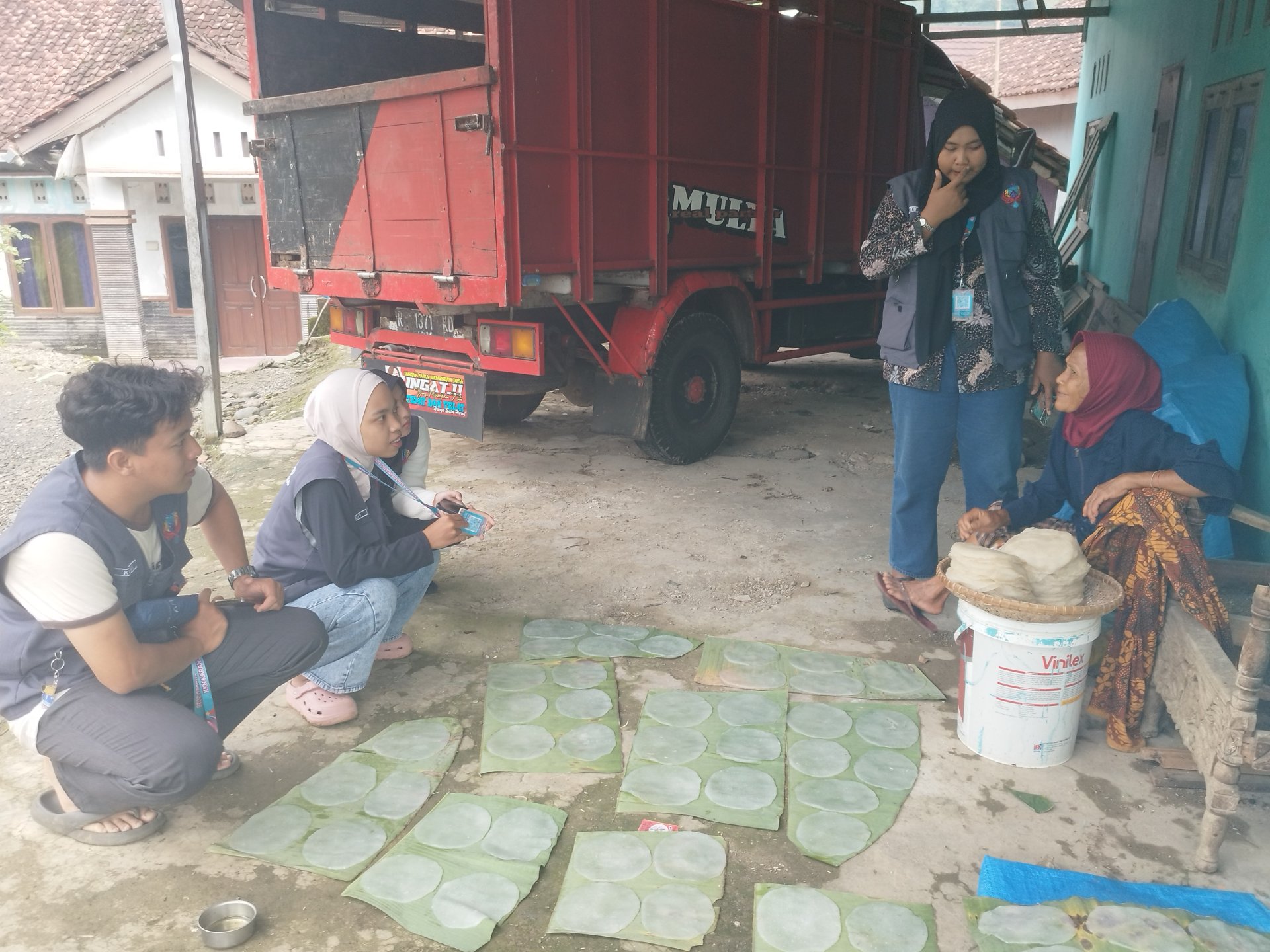 PENDATAAN UMKM OPAK DESA KARANGBAWANG dilaksanakan kunjungan terhadap UMKM
