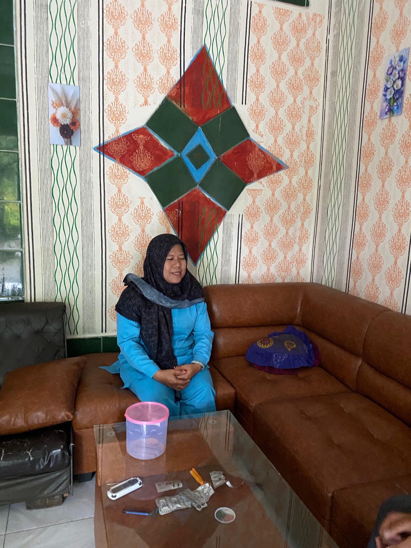 Mengunjungi rumah bu bidan