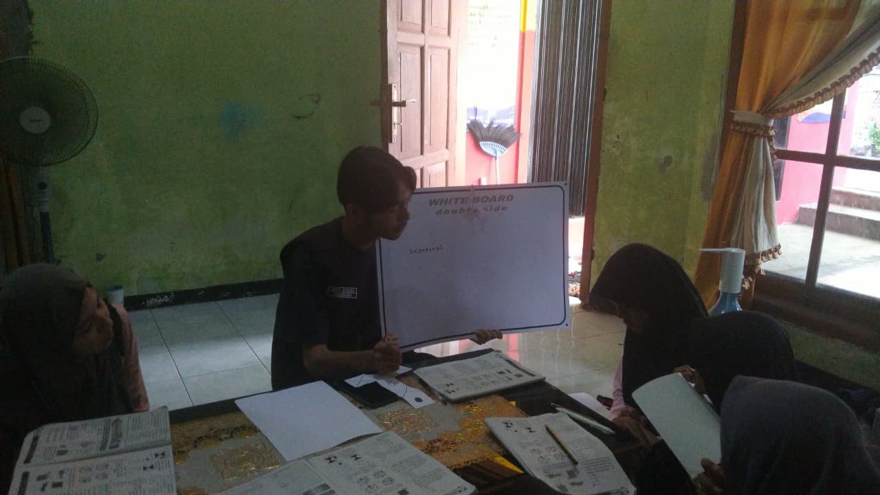 Bimbingan Belajar Team KKN Unsoed bersama Siswi SDN 02 Wanogara Wetan