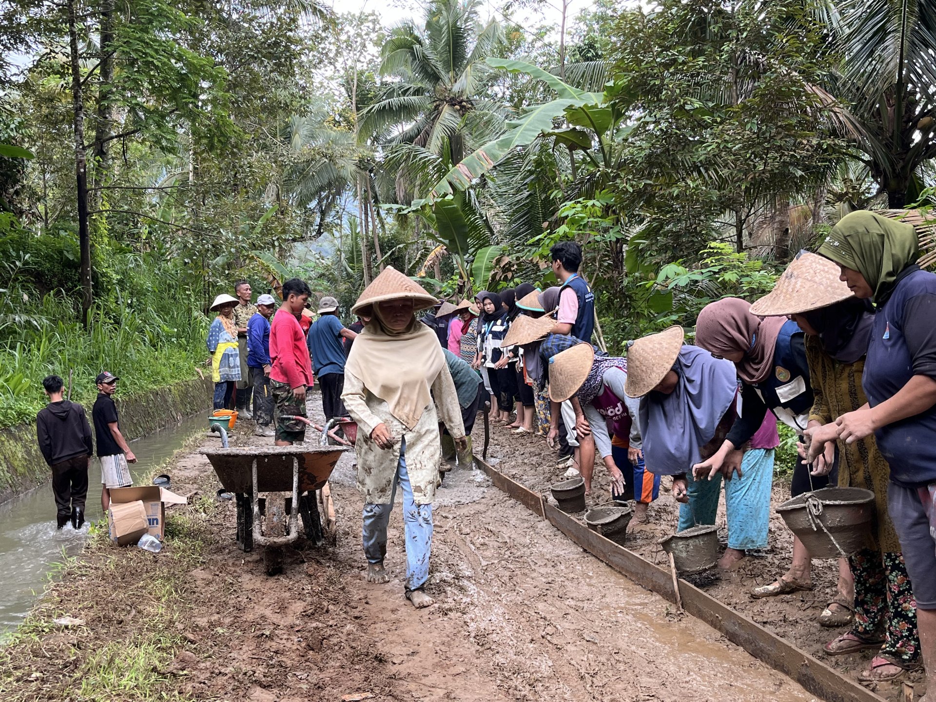 Kerja Bakti Pengecoran Jalan di Dusun Limbangan Desa Tirip
