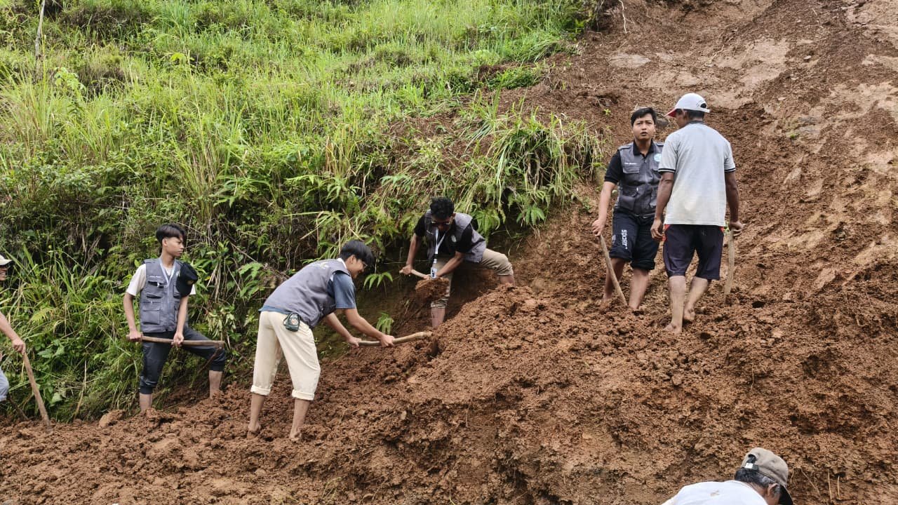 Kerja bakti ( tanah makan longsor )