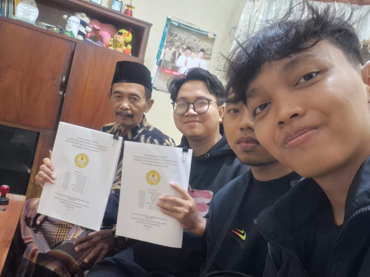 Minta tanda tangan Pak Kepala Desa Panerusan
