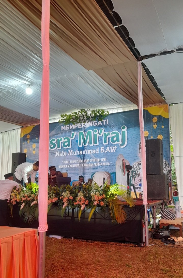 Mengikuti Pengajian Peringatan Isra Miraj