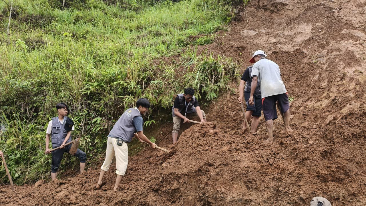 Kerja bakti tanah longsor