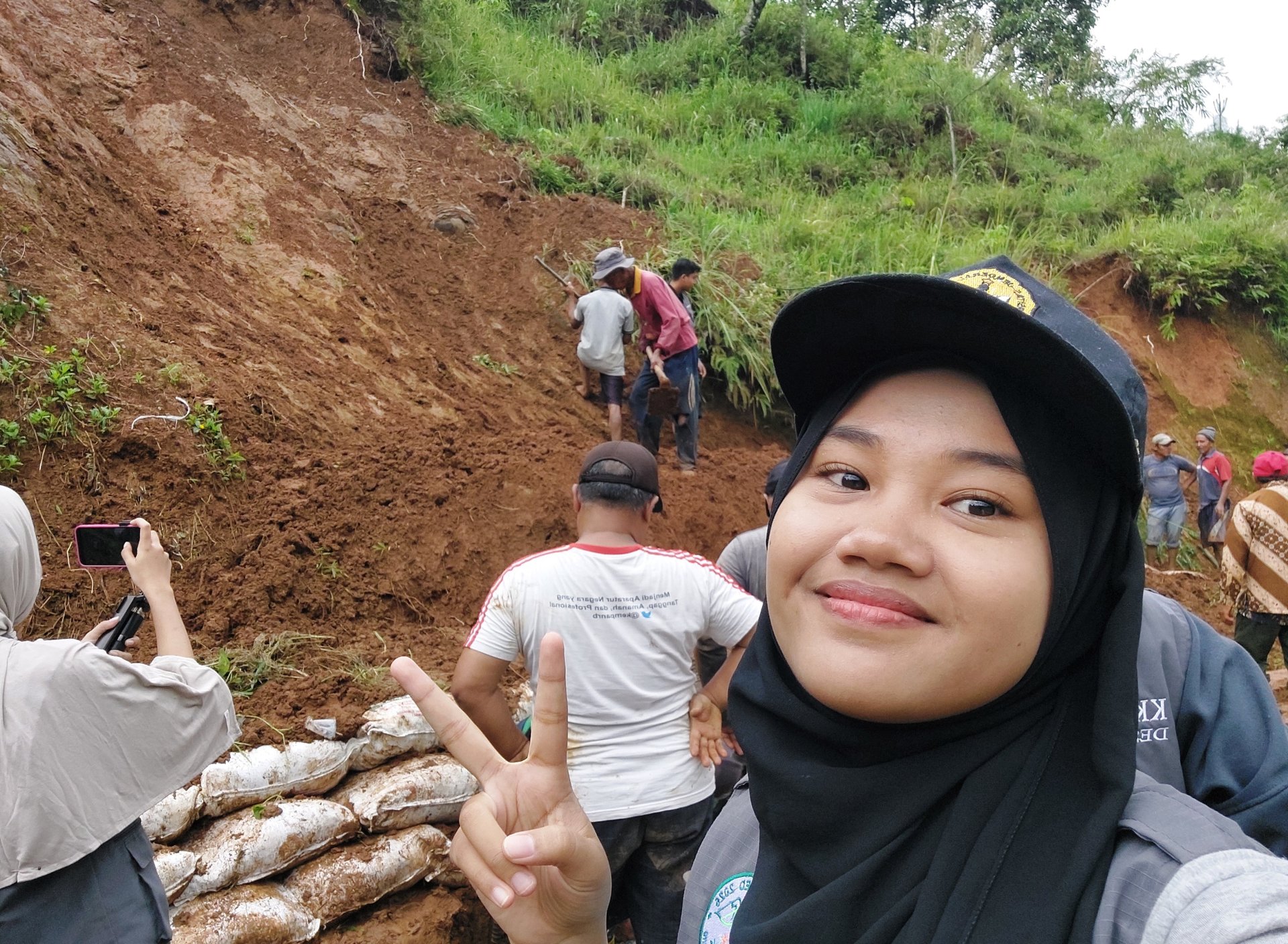 Kerja bakti tanah longsor di makam RT07