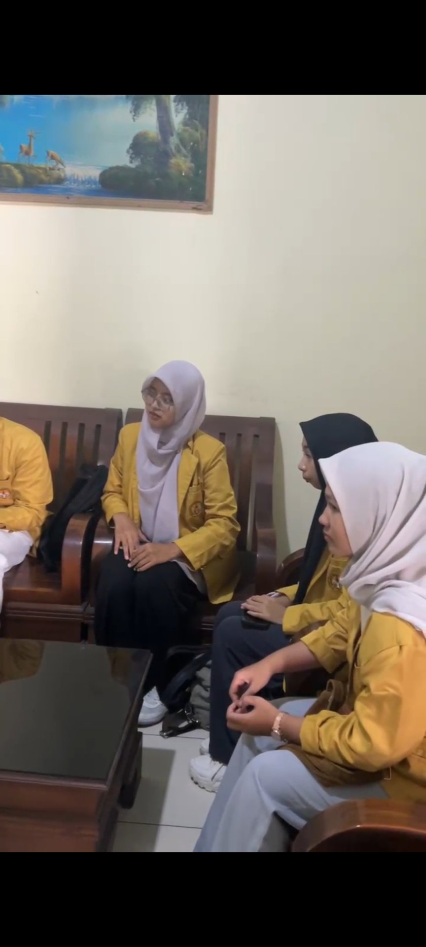 Berkunjung ke balai desa