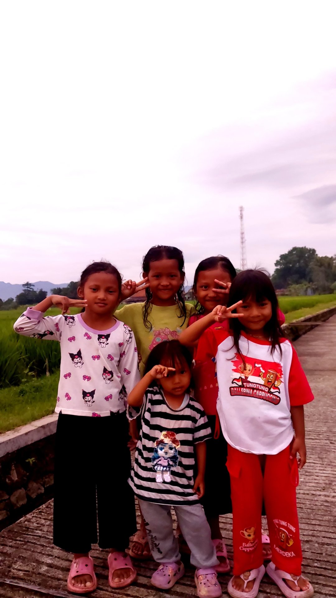 Bermain bersama anak-anak Desa